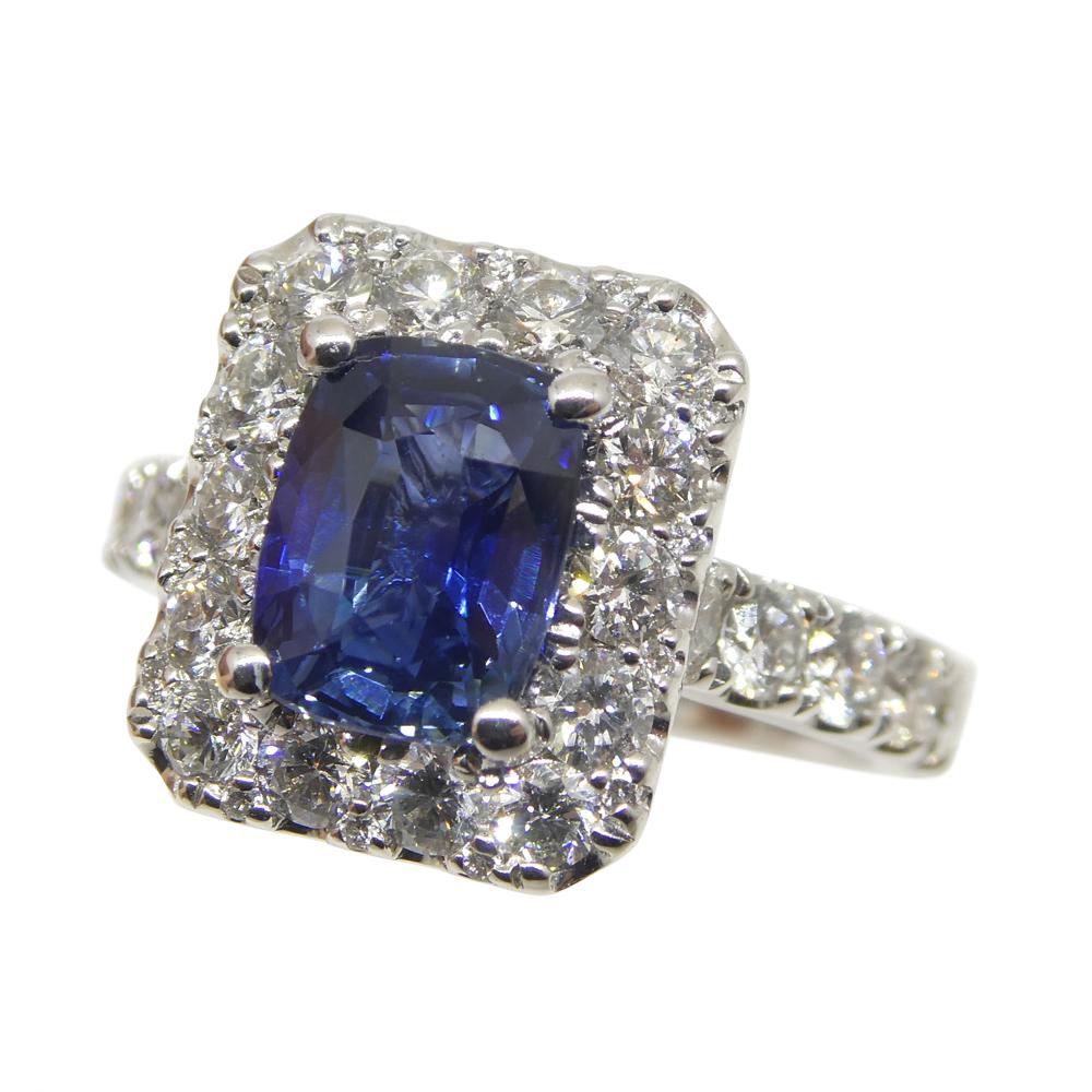 Bague de fiançailles/de statut en or blanc 18 carats avec saphir bleu de 1,95 carat et diamants Unisexe en vente