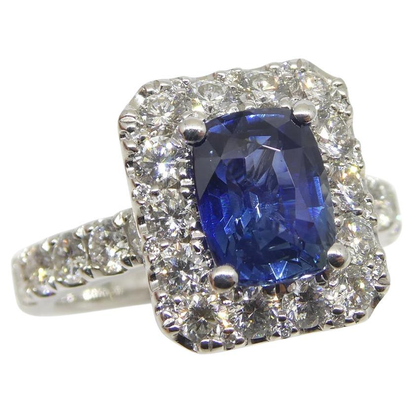 Bague de fiançailles/de statut en or blanc 18 carats avec saphir bleu de 1,95 carat et diamants en vente