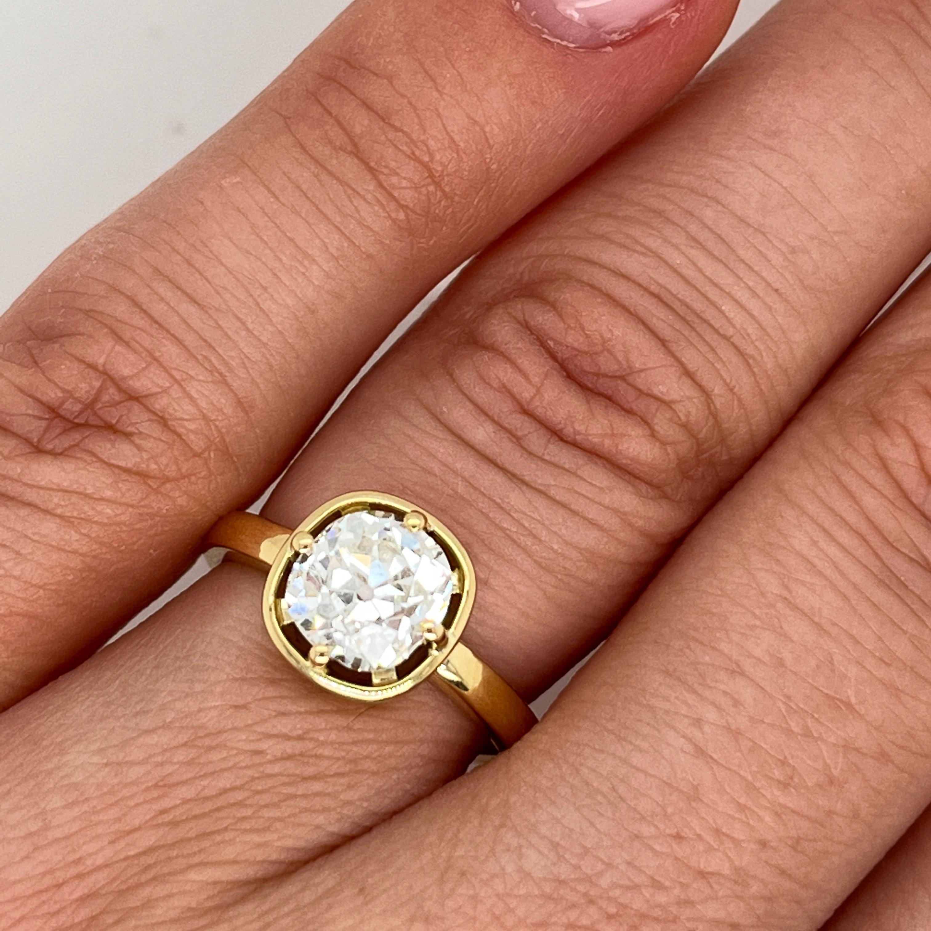 Un impresionante diamante antiguo de talla cojín que pesa 1.95 ct, 
Color J, claridad SI3, engastada con maestría en una lujosa banda de oro amarillo de 18 ct. Este diseño atemporal muestra la elegancia del diamante, convirtiéndolo en la elección