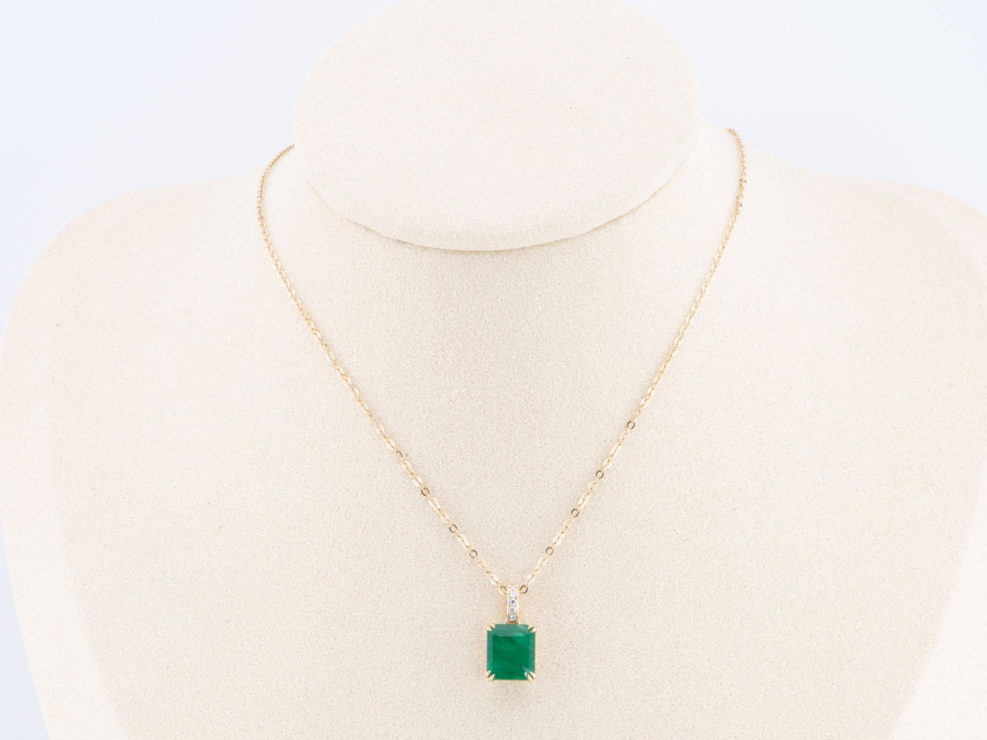 Femenino o masculino Colgante de esmeralda zambiana de 1,95 ct con enganche de diamante en oro de 14 quilates R4481 en venta