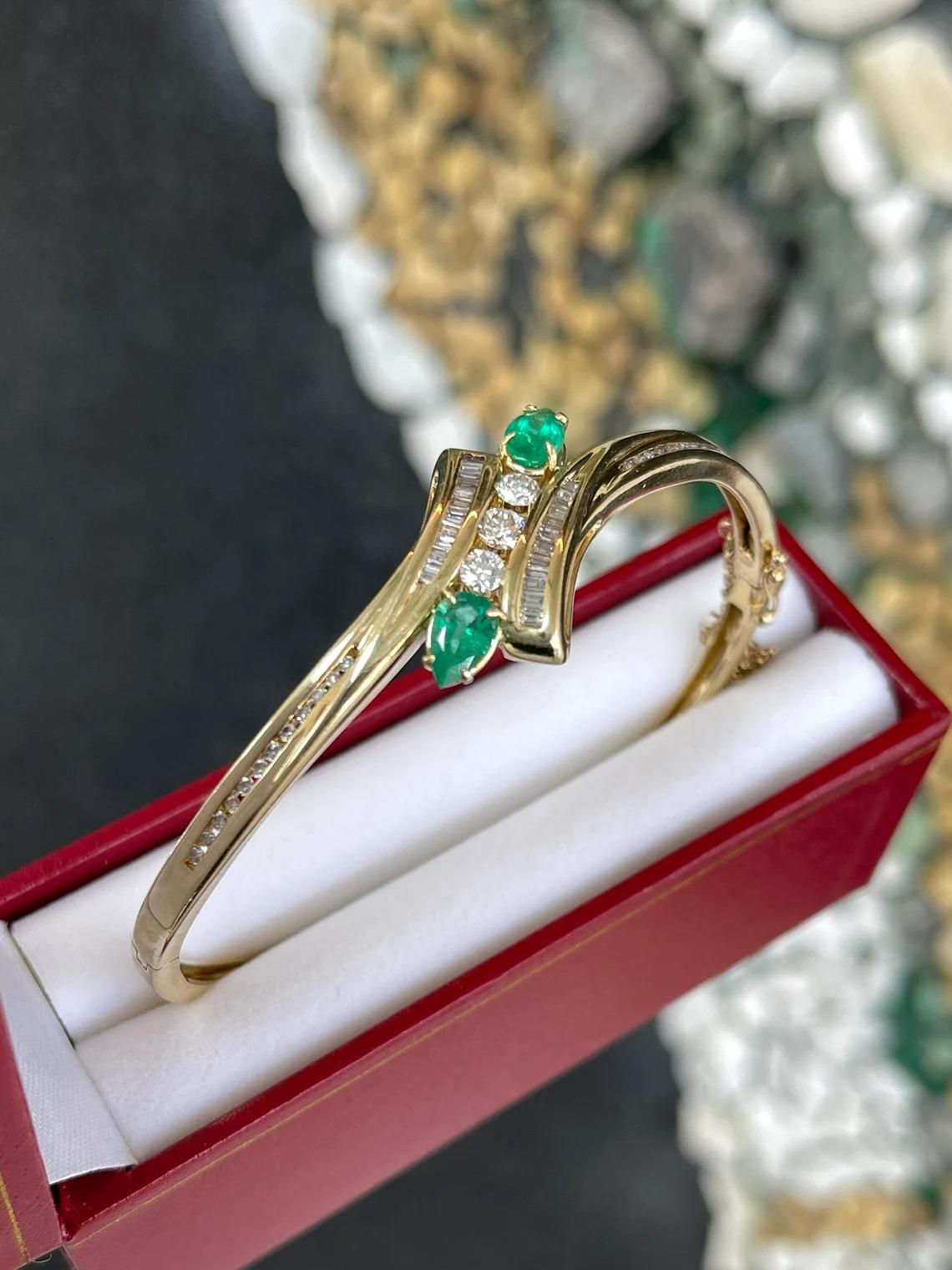 1.95tcw 14K Colombian Emerald Pear & Round/Baguette Diamond Bangle Bracelet en vente 3