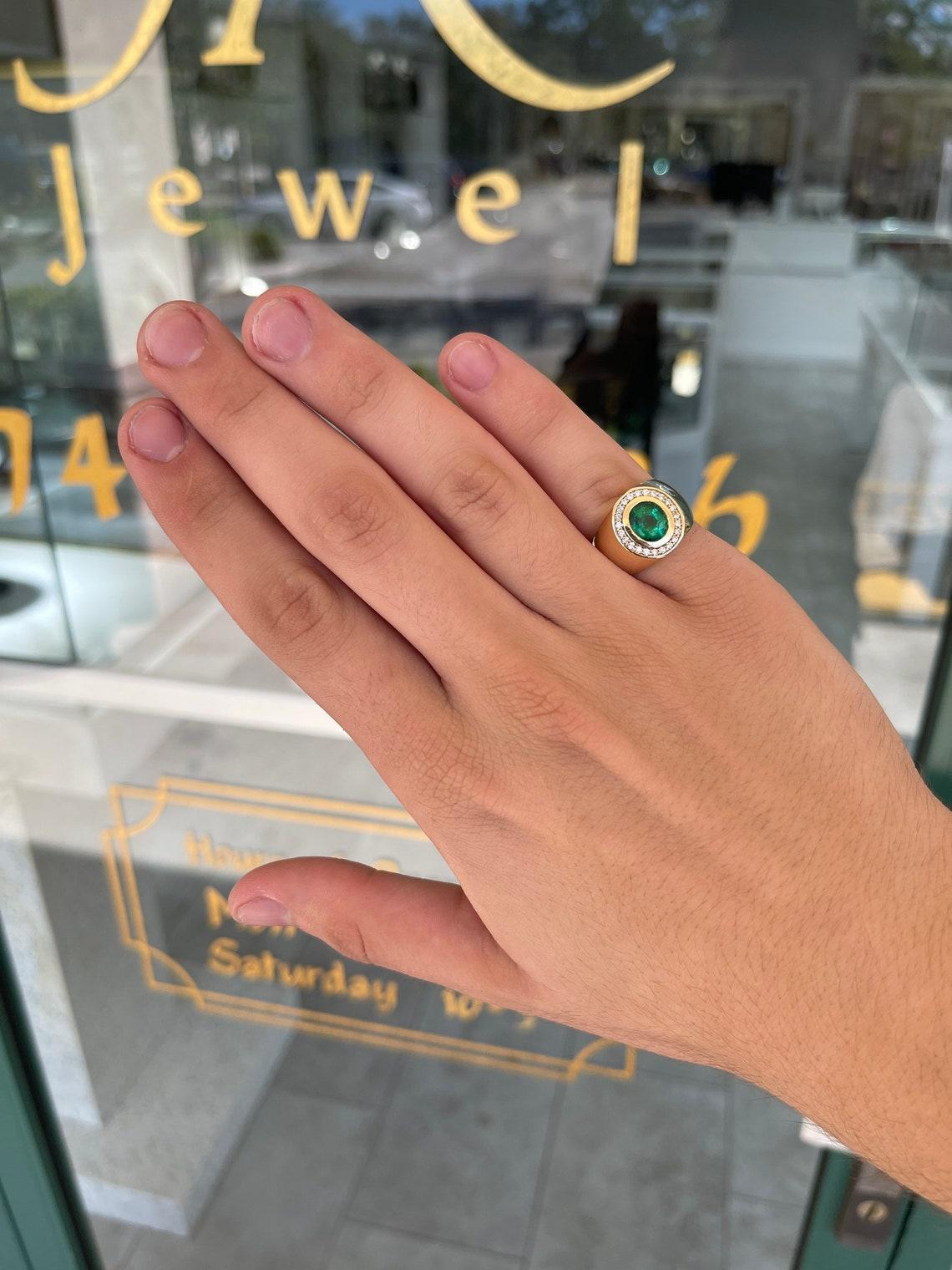 Moderno Smeraldo naturale ovale e diamante aureolato da uomo in oro 14K da 1,95tcw in vendita