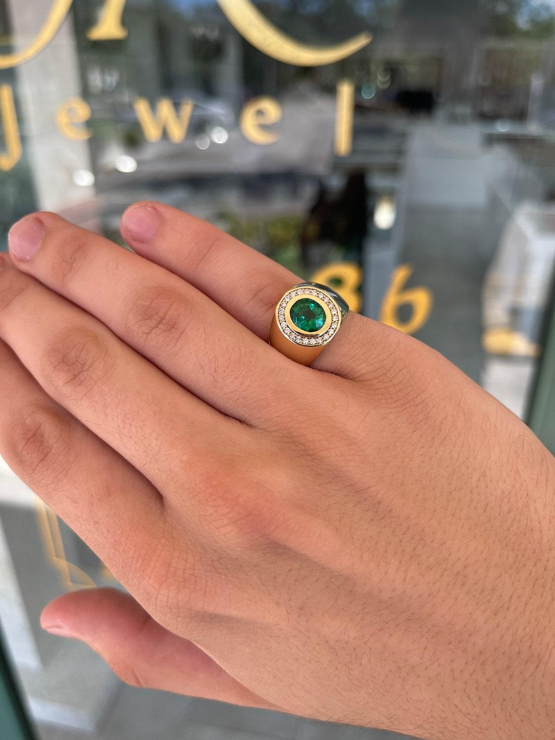 Taglio ovale Smeraldo naturale ovale e diamante aureolato da uomo in oro 14K da 1,95tcw in vendita