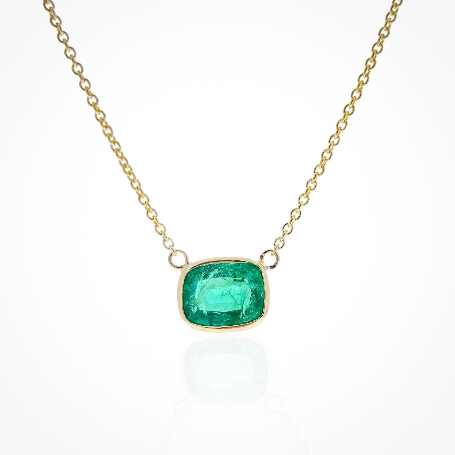 Diese Halskette besteht aus einem grünen Smaragd im Kissenschliff mit einem Gewicht von 1,96 Karat, gefasst in 14 Karat Gelbgold (YG). Smaragde werden wegen ihrer satten grünen Farbe sehr geschätzt, und der Kissenschliff ist für sein zeitloses und