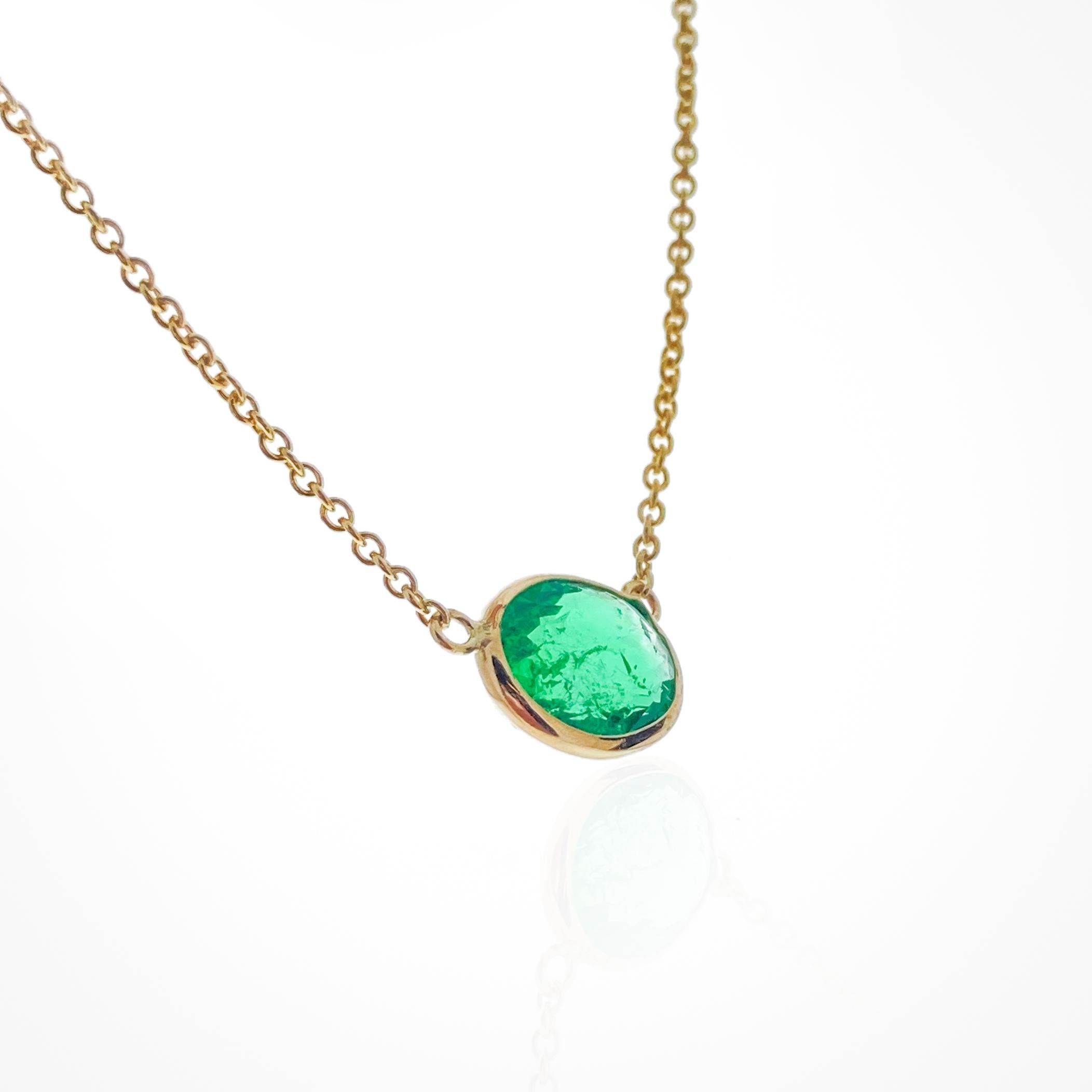 Dieses Collier enthält einen grünen Smaragd im Ovalschliff mit einem Gewicht von 1,96 Karat, gefasst in 14 Karat Gelbgold (YG). Smaragde werden wegen ihrer leuchtend grünen Farbe sehr geschätzt, und der ovale Schliff ist eine klassische und elegante