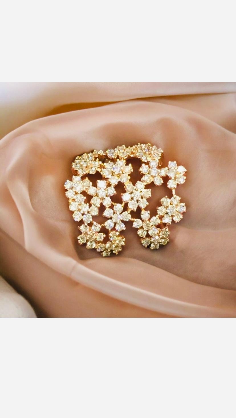 Round Cut 1.96 Carat Natural Diamonds Flowers Gold Ring For Sale