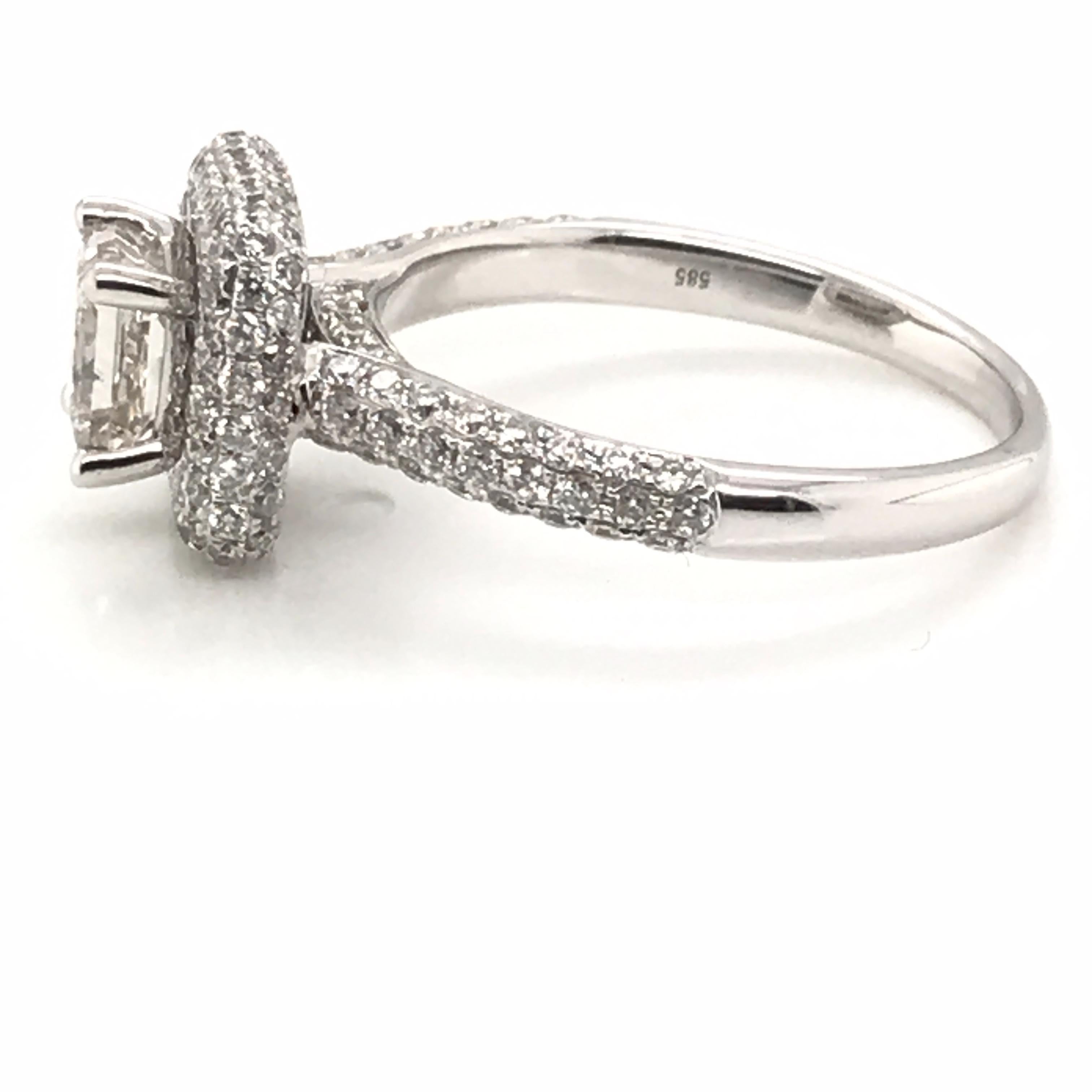  1.96 Carat Princess Cut Center with Rounds Diamond Ring In New Condition For Sale In New York, NY