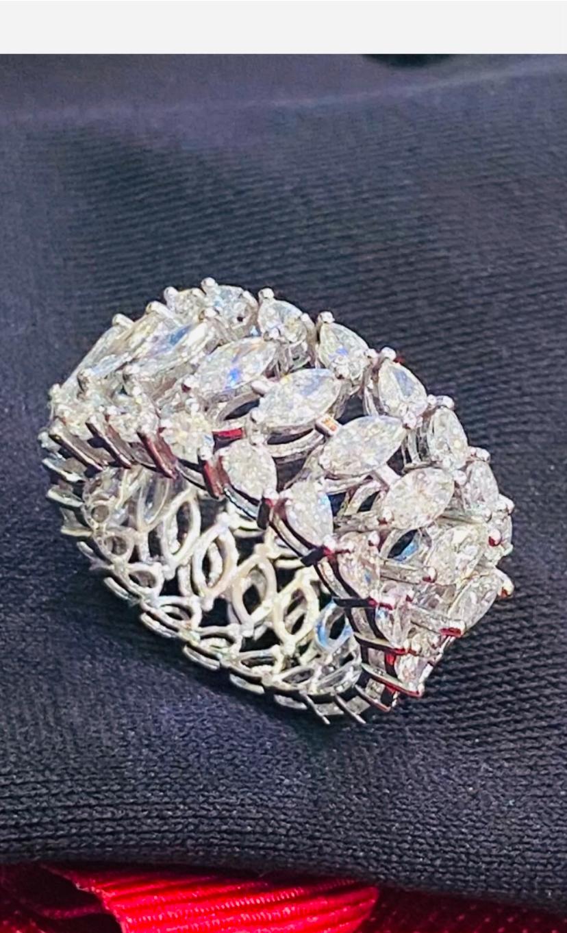 Una exquisita banda de diamantes de diseño elegante y refinado.  Una pieza de joyería muy artística,  elaborado con especial atención a todos los detalles.
Los diamantes brillantes crean una luz luminosa, cuando los llevas puestos, y añaden un toque