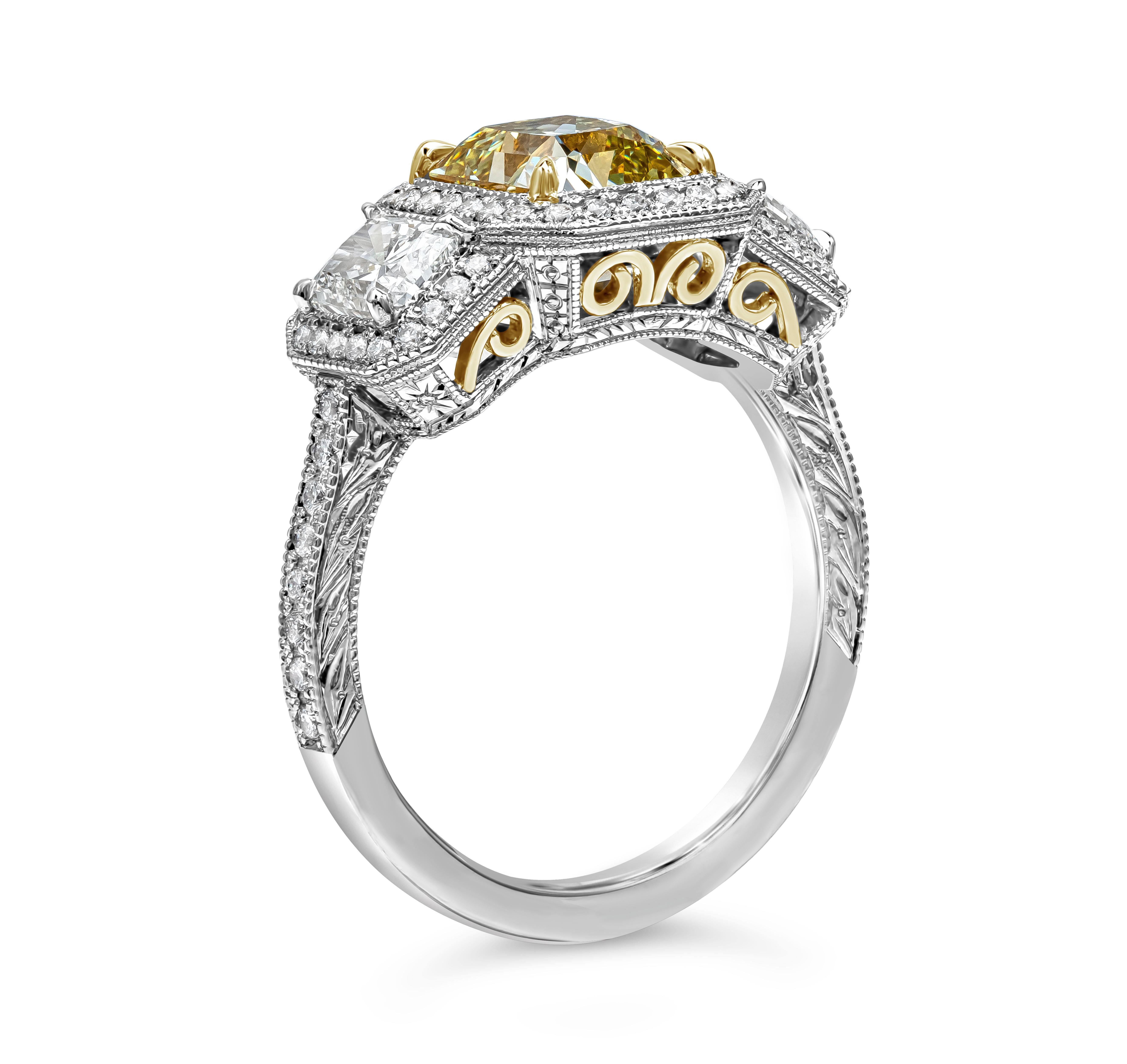 Taille radiant Bague de fiançailles halo à trois pierres en diamant jaune fantaisie taille radiant de 1,96 carat en vente