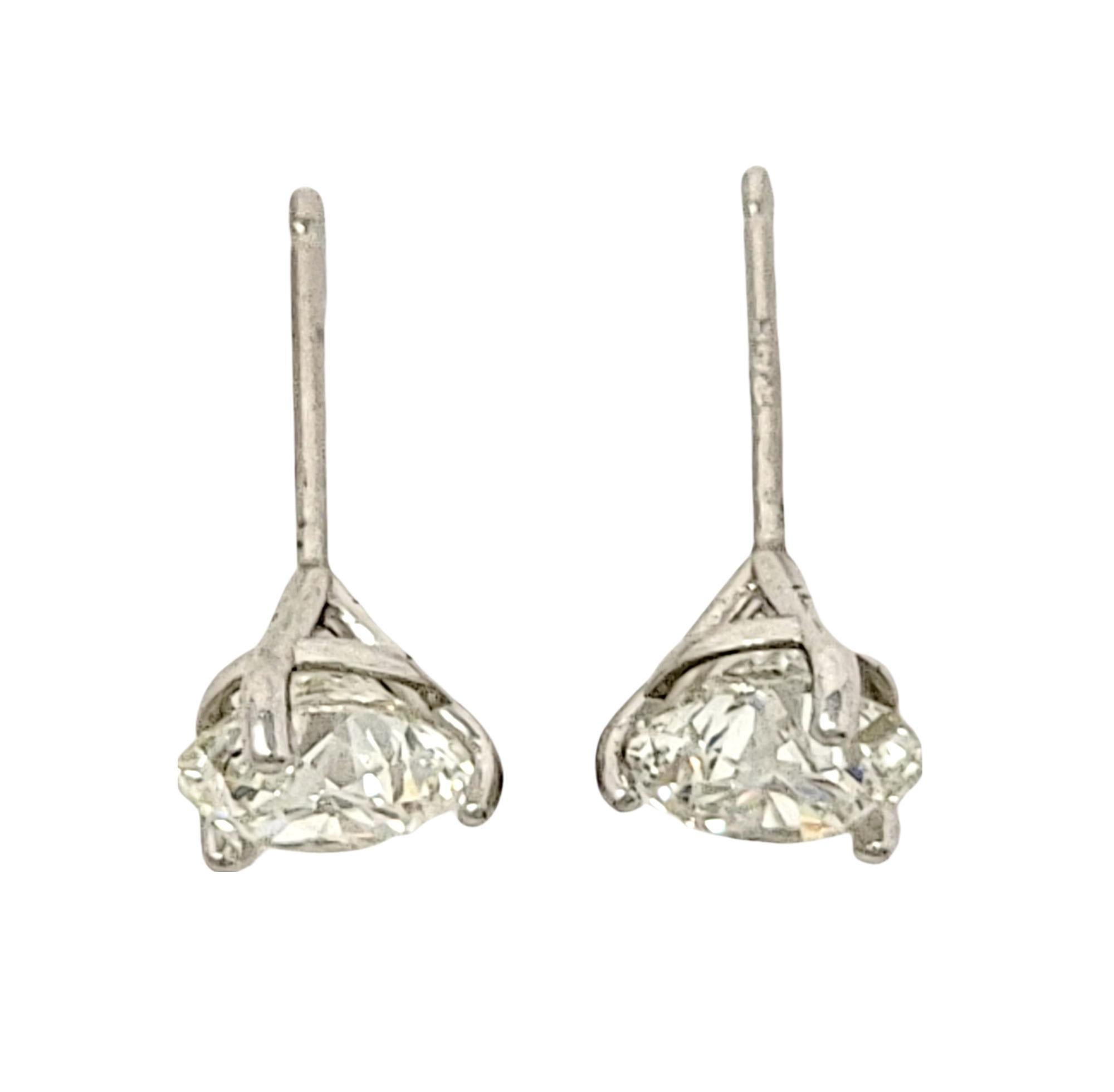 Clous d'oreilles solitaires en or blanc avec diamants ronds brillants de 1,96 carat au total Bon état - En vente à Scottsdale, AZ