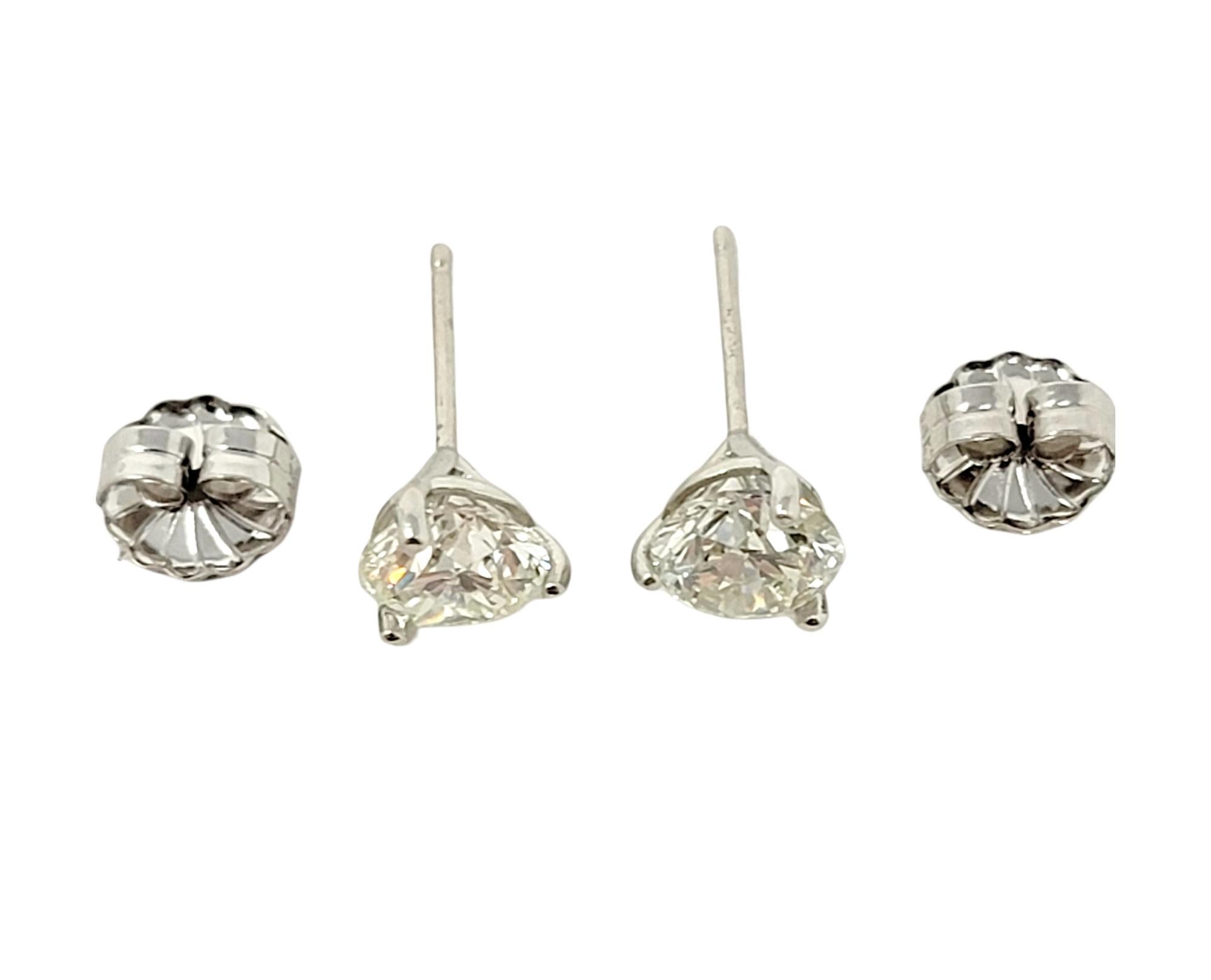 Clous d'oreilles solitaires en or blanc avec diamants ronds brillants de 1,96 carat au total Unisexe en vente