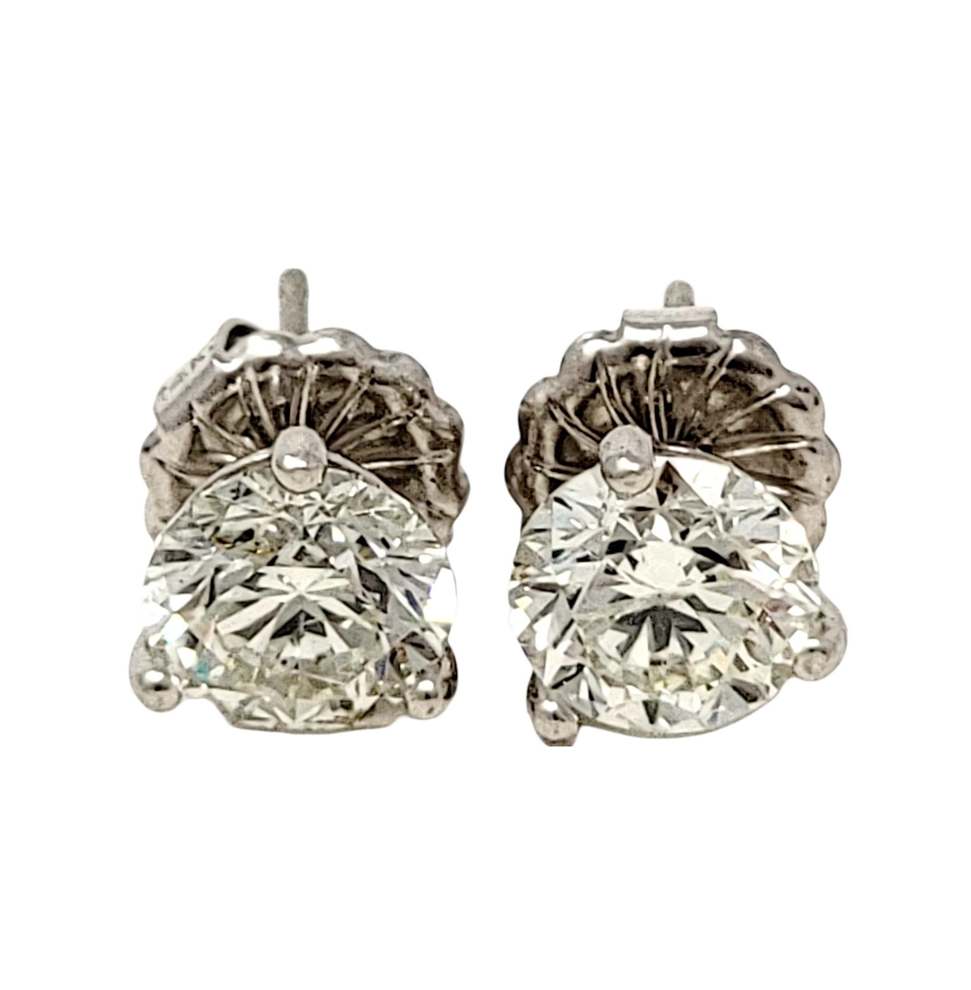 Clous d'oreilles solitaires en or blanc avec diamants ronds brillants de 1,96 carat au total en vente 2