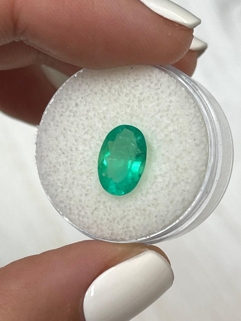 Moderno 1,96 Ct 11x8 Elongated Apple Green Colombian Oval Emerald Loose Gemstone in vendita