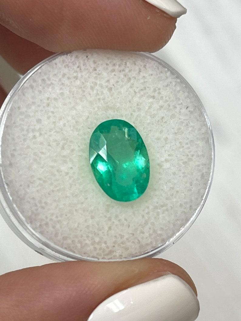 Taglio ovale 1,96 Ct 11x8 Elongated Apple Green Colombian Oval Emerald Loose Gemstone in vendita