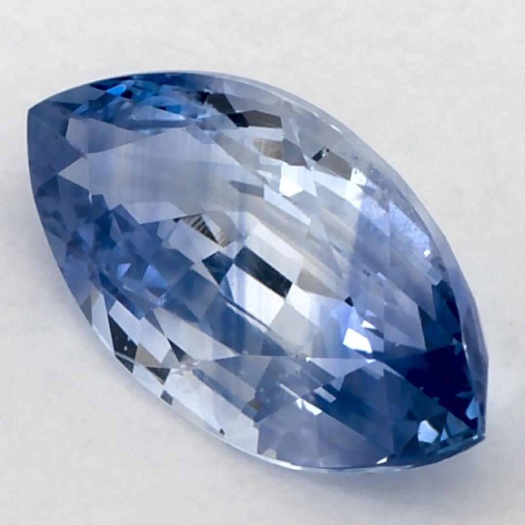 Este zafiro azul natural ofrece elegancia y sofisticación. Con su rica saturación de color y su corte preciso, es la pieza central perfecta para un anillo de compromiso o un diseño de joyería de lujo.

Este zafiro procede de Sri Lanka (Ceilán),