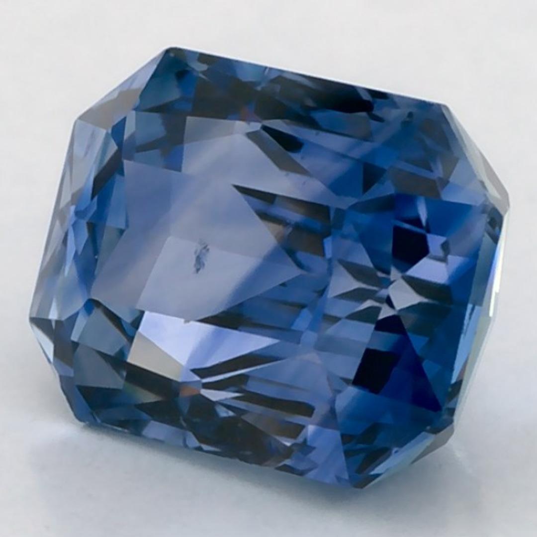 Questo zaffiro blu naturale offre eleganza e raffinatezza. Con la sua ricca saturazione del colore e il taglio preciso, è il centro perfetto per un anello di fidanzamento o un design di gioielli di lusso.

Questo zaffiro proviene dallo Sri Lanka