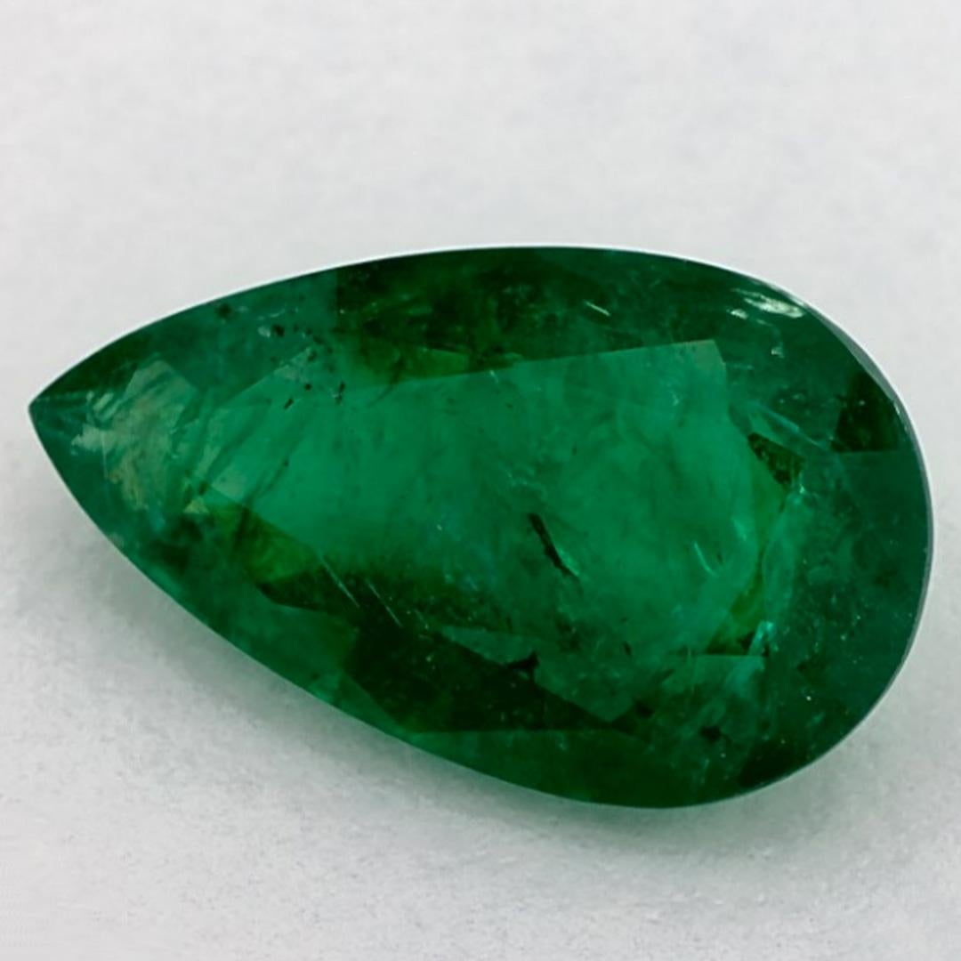 D'un vert éclatant, la pierre de naissance du mois de mai symbolise le renouveau de la croissance printanière. 

Explorez la vibrante collection d'émeraudes, de rubis et de saphirs de notre magasin, disponibles sous forme de pierres précieuses en