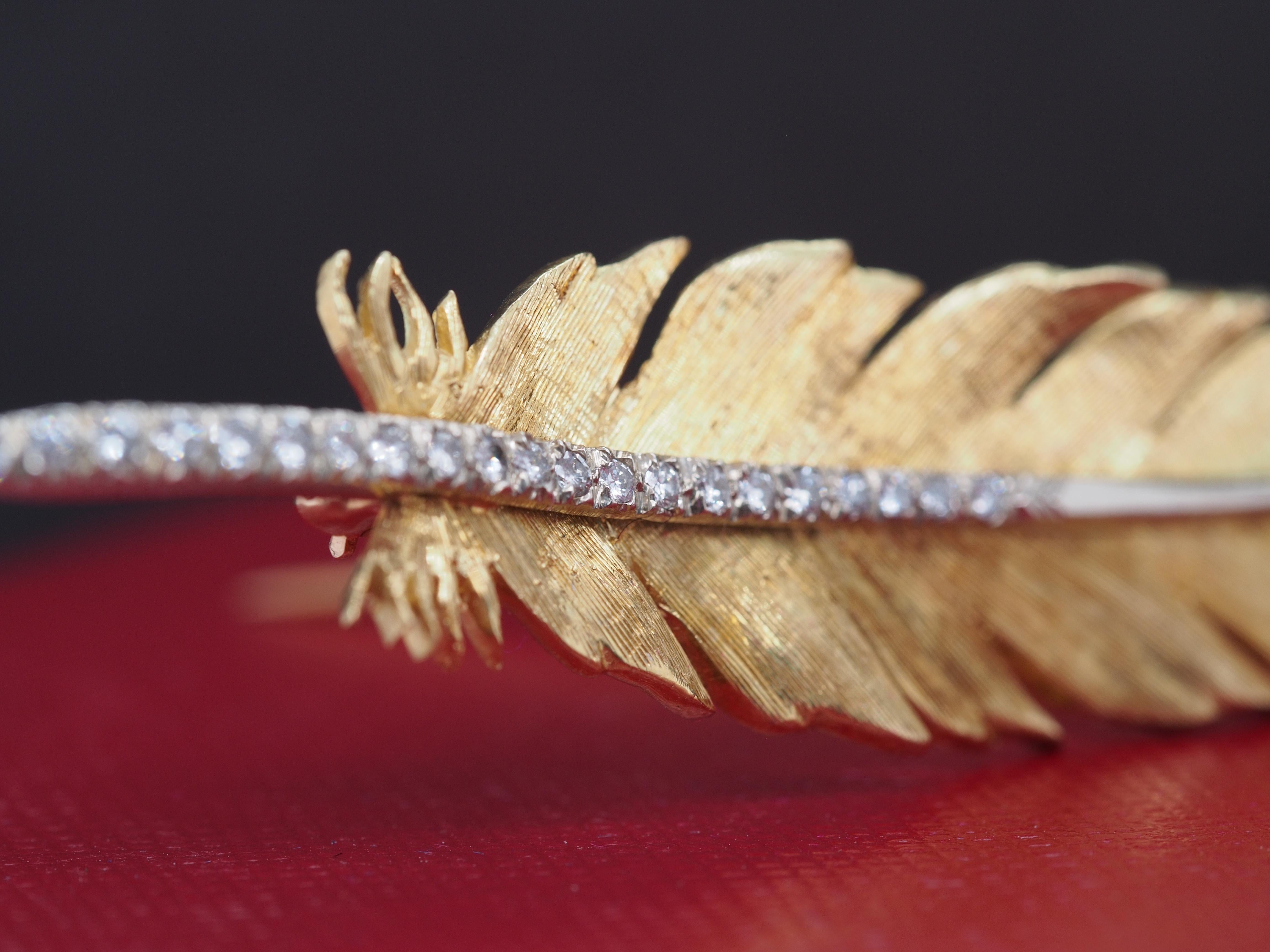 1960 18K Yellow Gold Curved Feather Pin with Diamonds In Good Condition For Sale In Atlanta, GA
