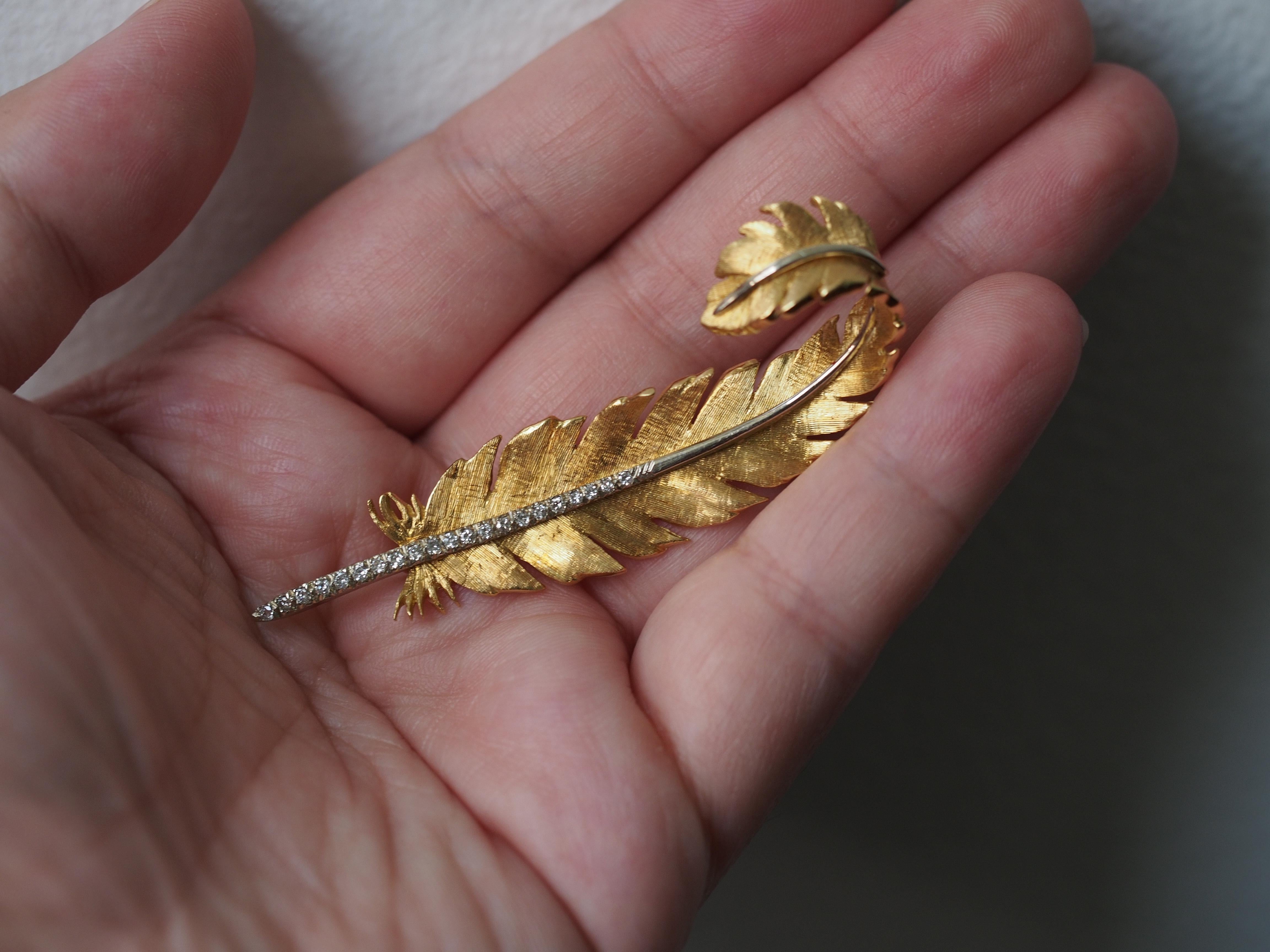 Women's 1960 18K Yellow Gold Curved Feather Pin with Diamonds For Sale