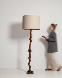 1960-1969 Francia Lampada da terra in noce intagliato, colore marrone noce intenso