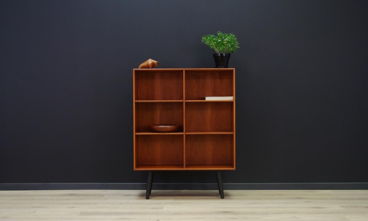 Practical bookcase from the 1960s-1970s, a Minimalist form. Covered with teak veneer. Adjustable shelves. Preserved in good condition (small dings and scratches) - directly for use.

Dimensions: height 103.5 cm width 80 cm depth 31 cm.