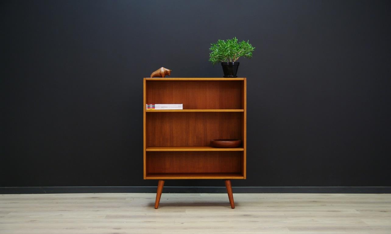 Bookcase - library from the 1960s-1970s, Minimalist form, Danish design. Bookcase finished with teak veneer. Preserved in good condition (small bruises and scratches) - directly for use.

Dimensions: height 101 cm, width 78 cm, depth 28.5 cm.