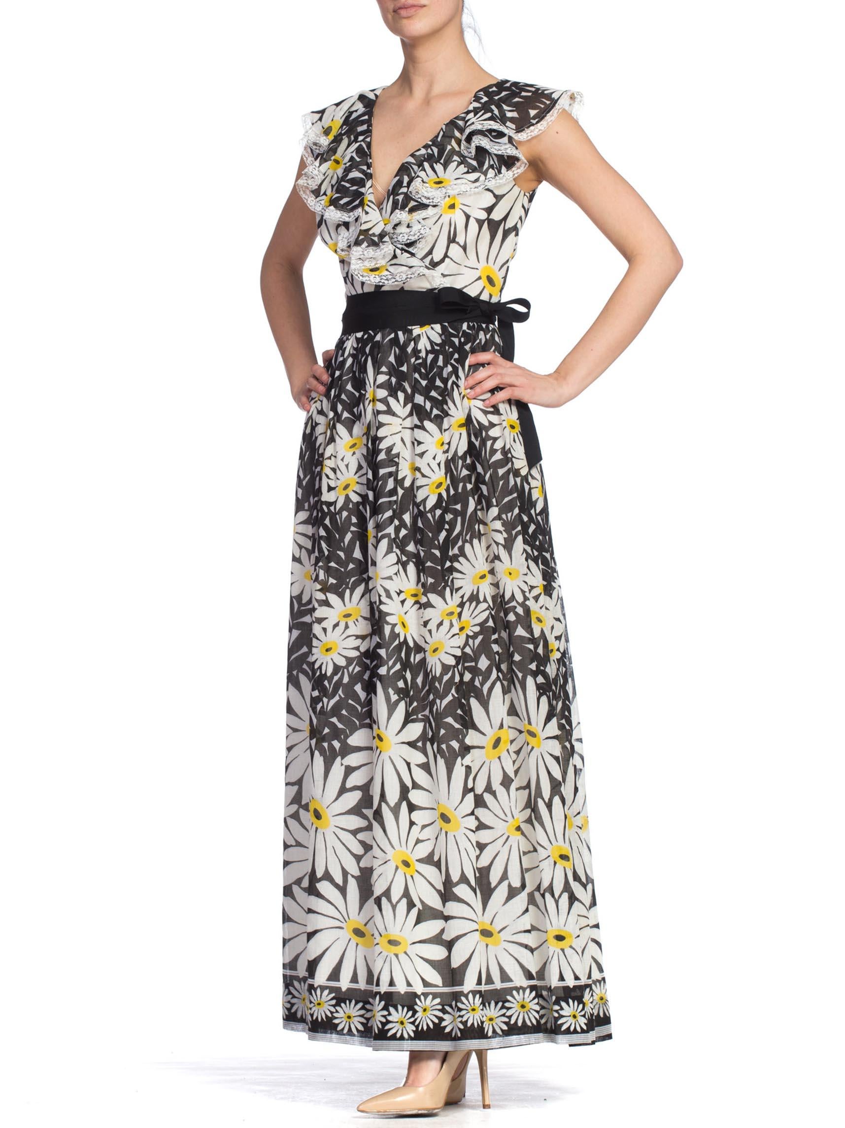 1970S Vestido de encaje con volantes y estampado de margaritas Flower Power de algodón blanco y negro en Bueno estado para la venta en New York, NY