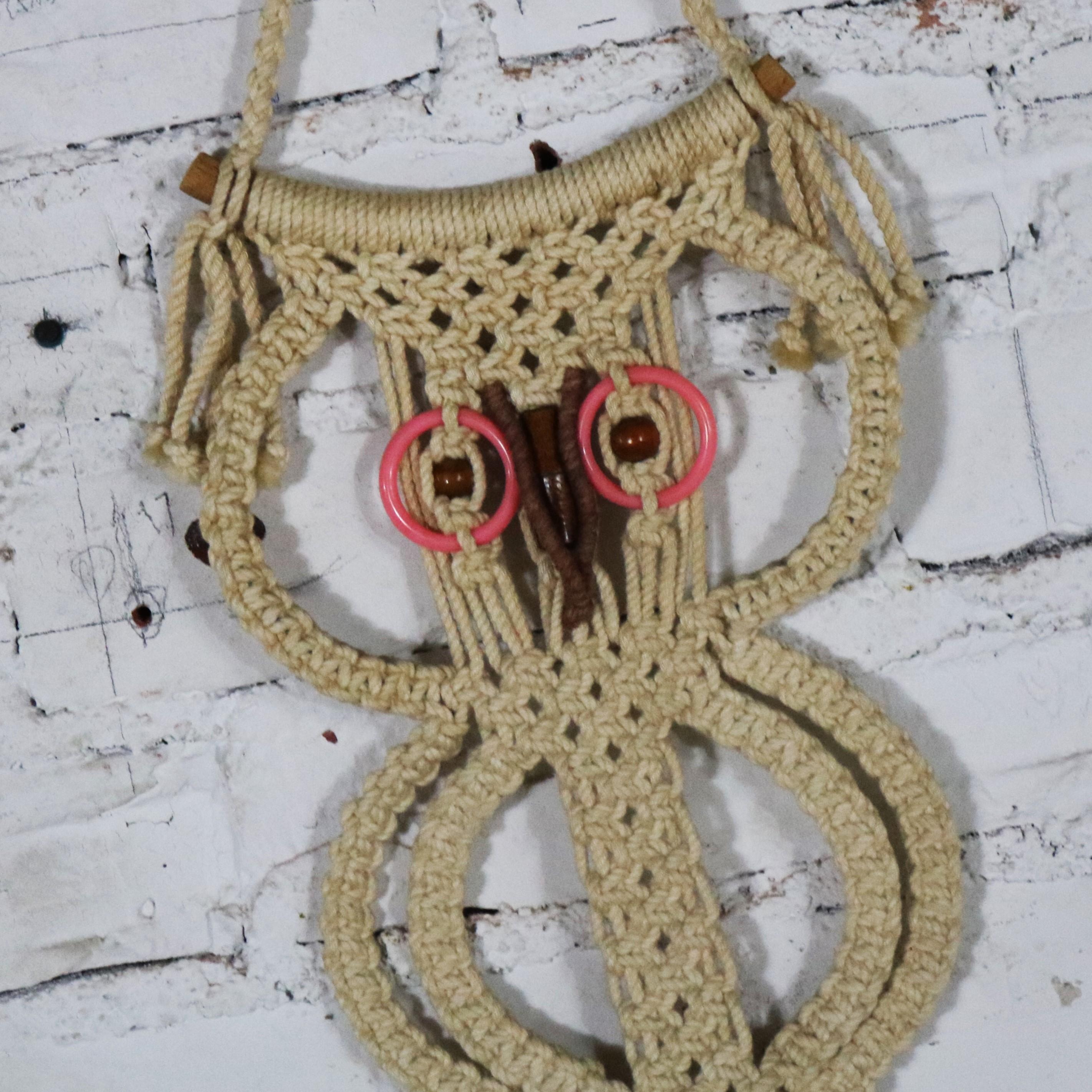 1960-1970’s MCM Boho Chic Macrame Owl Wall Hanging Towel Rings a Pair   For Sale 5