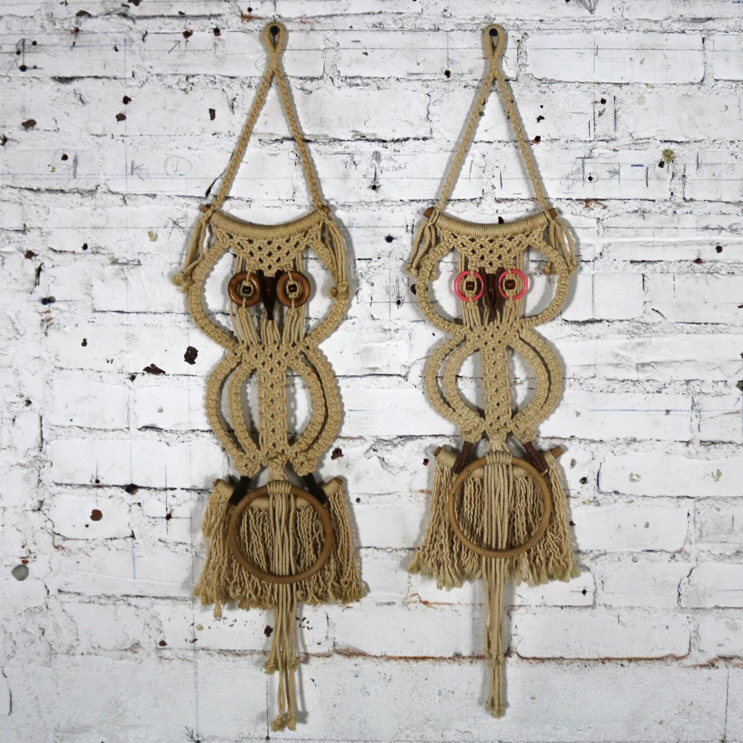 1960-1970’s MCM Boho Chic Macrame Owl Wall Hanging Towel Rings a Pair   For Sale 8