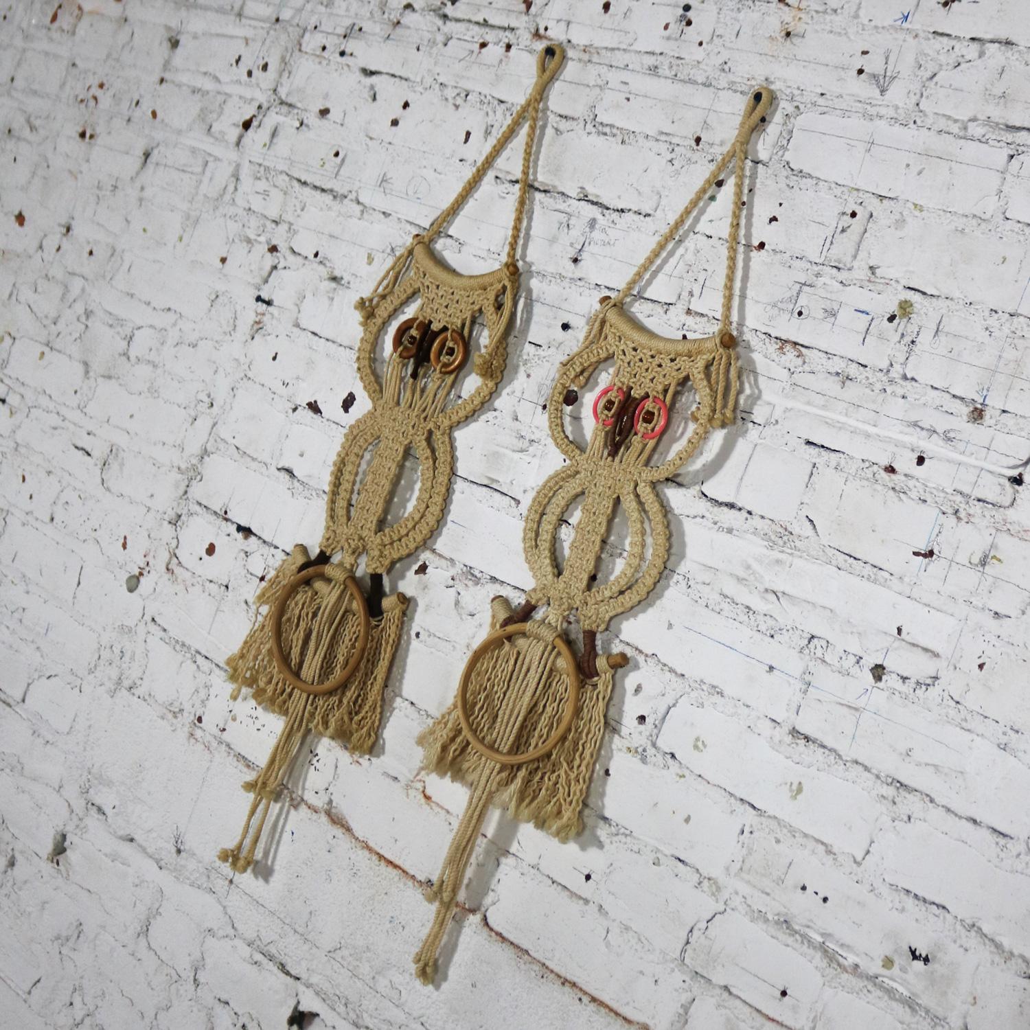1960-1970’s MCM Boho Chic Macrame Owl Wall Hanging Towel Rings a Pair   In Good Condition For Sale In Topeka, KS