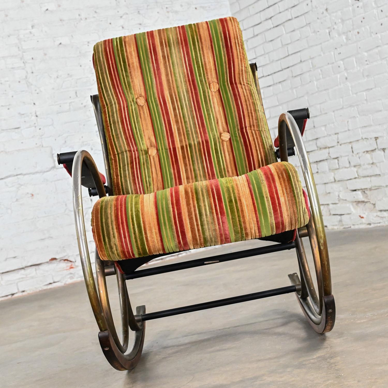 Fauteuil à bascule néoclassique de Lee Woodard, 1960-1970 Cadre en métal et velours rayé en vente 4