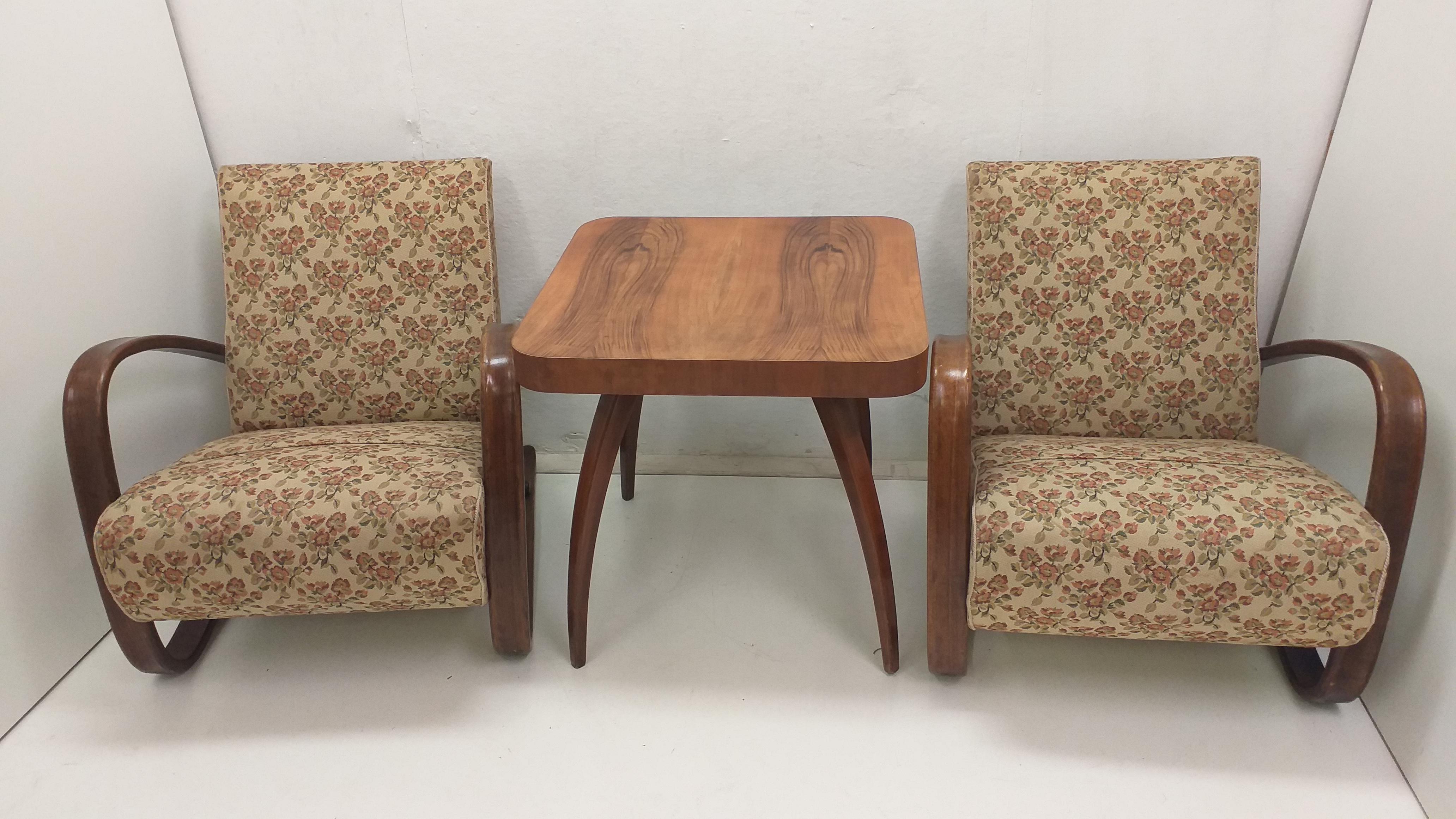 - 2 fauteuils rembourrés et une table d'araignée en bois plaqué 
- placage de noyer
- Fauteuils et table d'origine en très bon état de conservation
- Table - hauteur 63cm, plateau supérieur 65x65cm
- Design/One par Jindřich Halabala