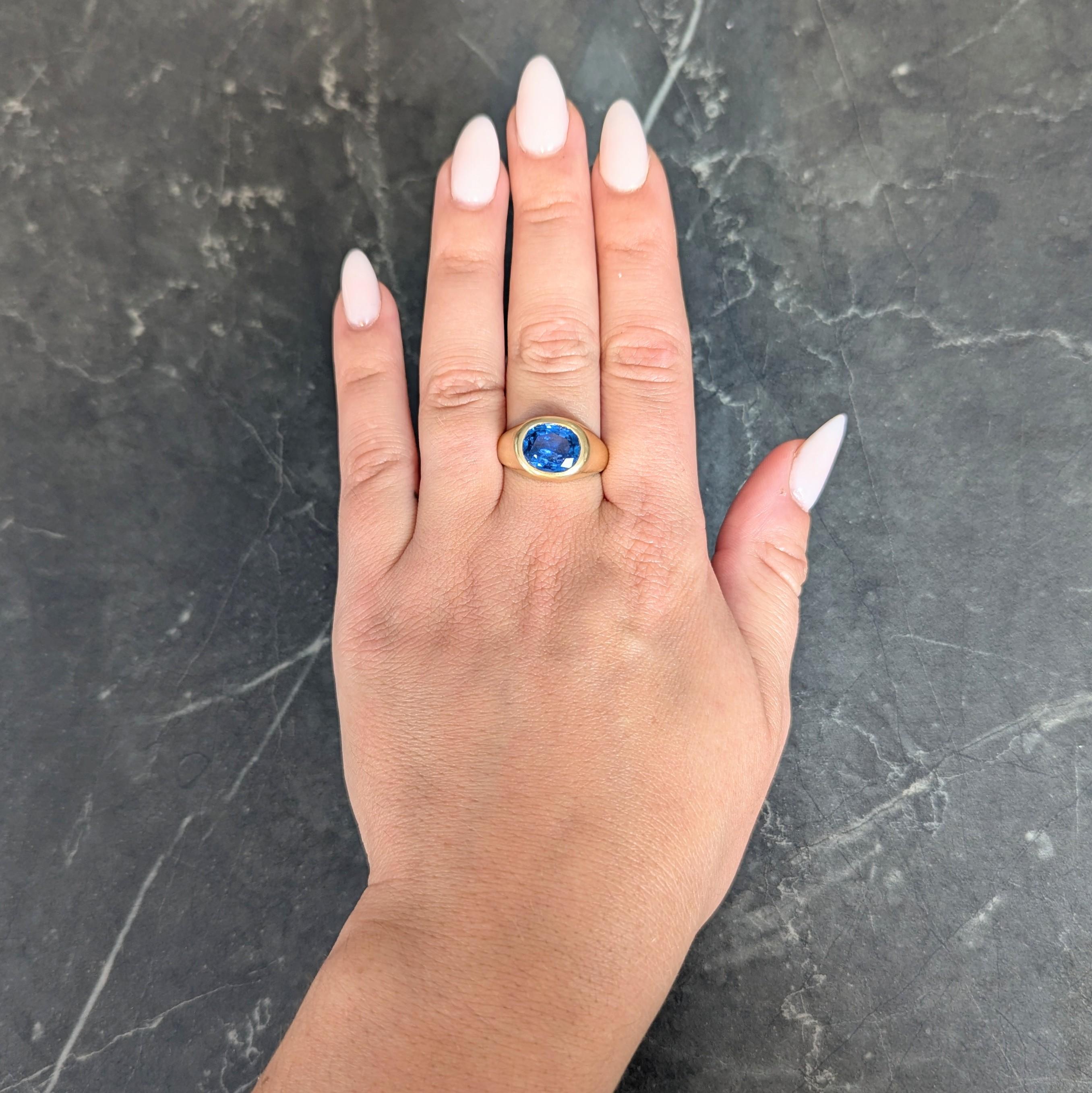 Centré sur un saphir de taille ovale pesant environ 4.34 carats - bleu moyen transparent
Naturellement d'origine sri-lankaise (Ceylan) et ne présentant aucune indication de traitement thermique
Encastré d'est en ouest dans un entourage bombé
