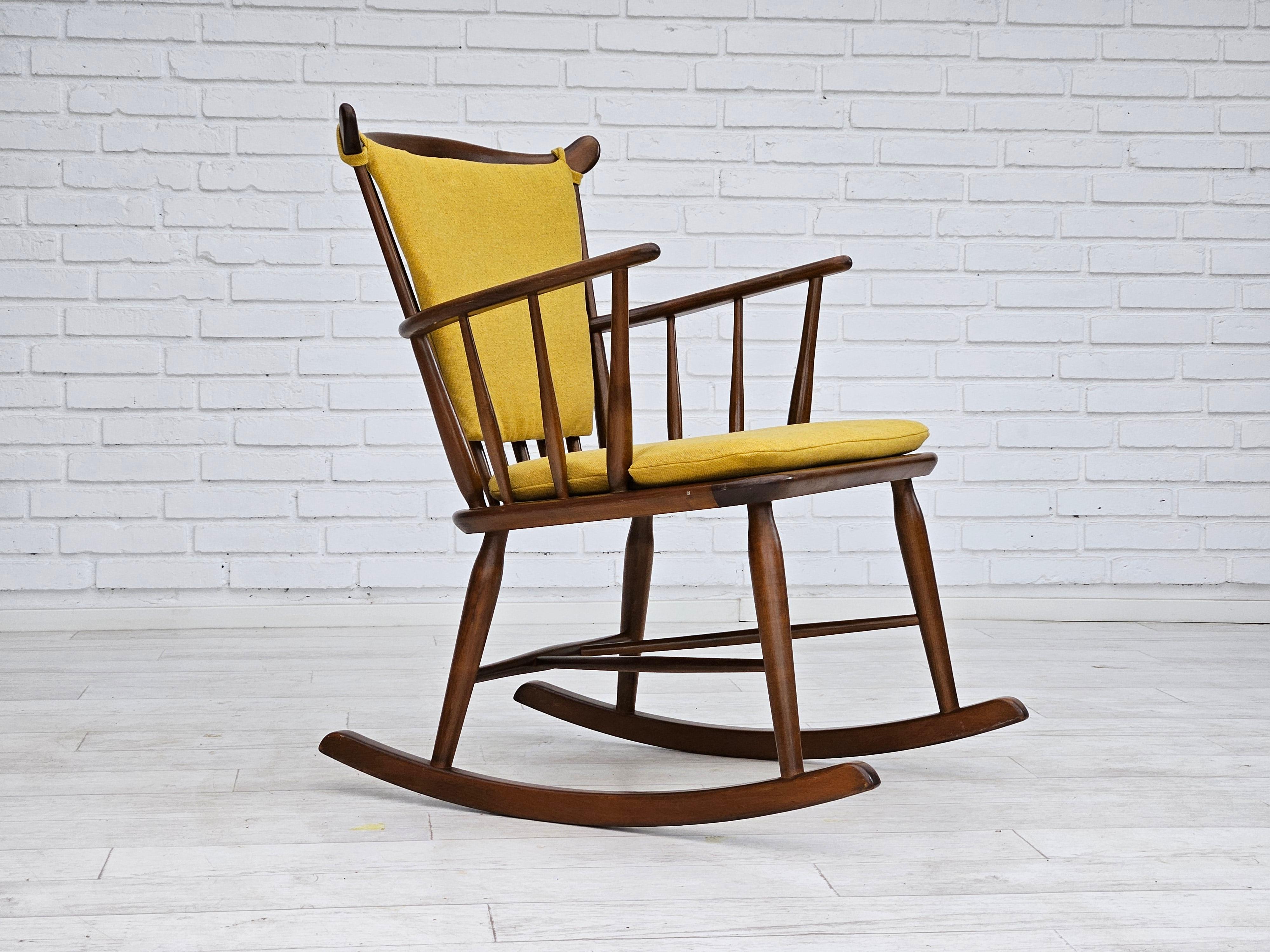 Années 1960-70, design danois par Farstrup Stolefabrik. Chaise à bascule retapissée. Laine d'ameublement jaune, bois de hêtre renouvelé. Rembourré par un artisan. Fabriqué par le fabricant de meubles danois Farstrup Stolefabrik vers 1965.