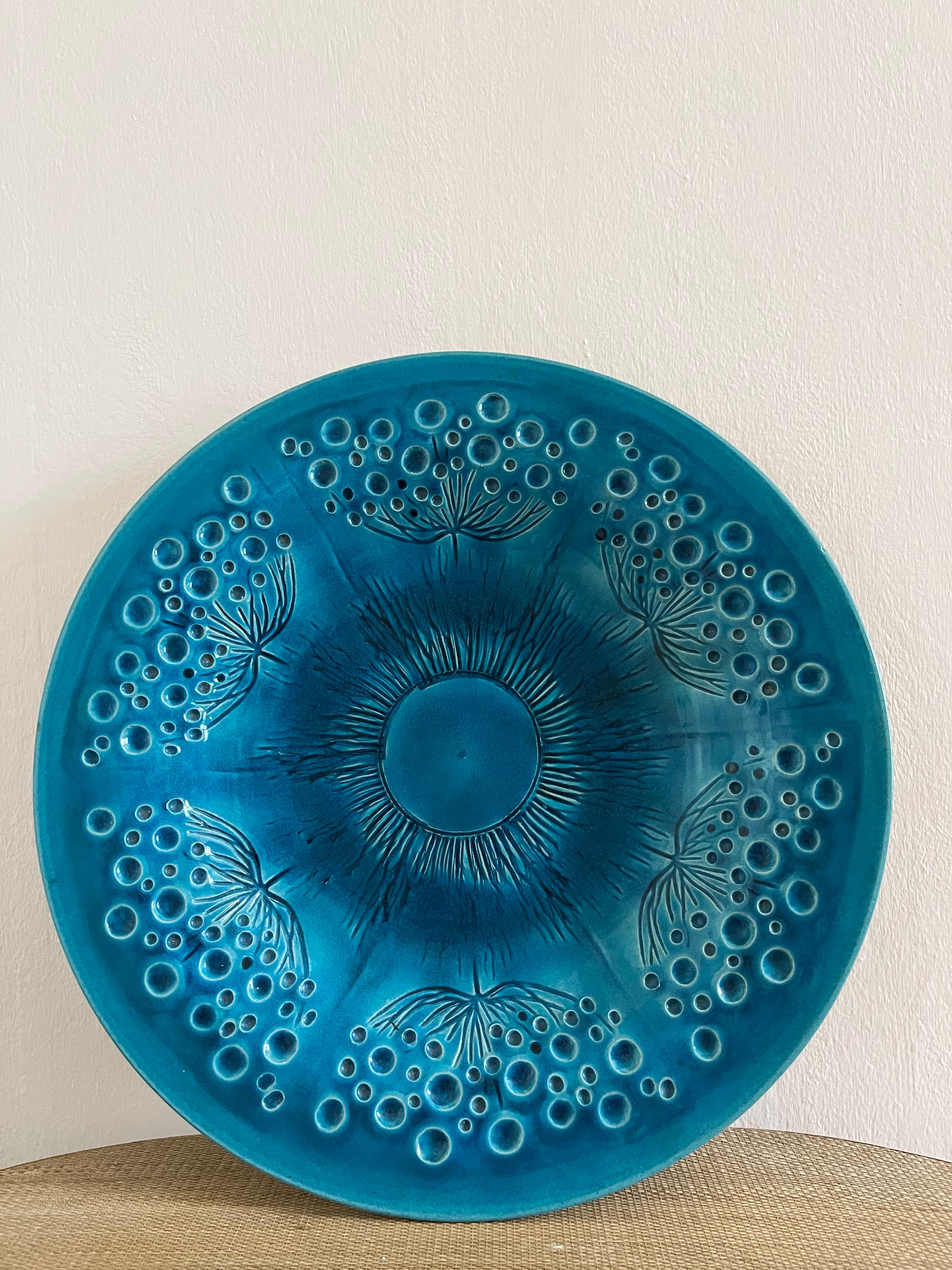 Grand plat en céramique des années 1960/70 de Kähler avec glaçure turquoise brillante. Très décoratif, il est parfait comme élément de décoration sur n'importe quelle table.

Parfait état, aucun défaut.

Diamètre : 41 cm (16.1 in) // Hauteur : 6 cm