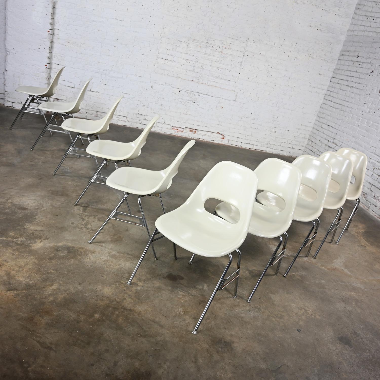 1960-70’s MCM Krueger International White Fiberglass & Chrome Stacking Chairs 10 In Good Condition In Topeka, KS