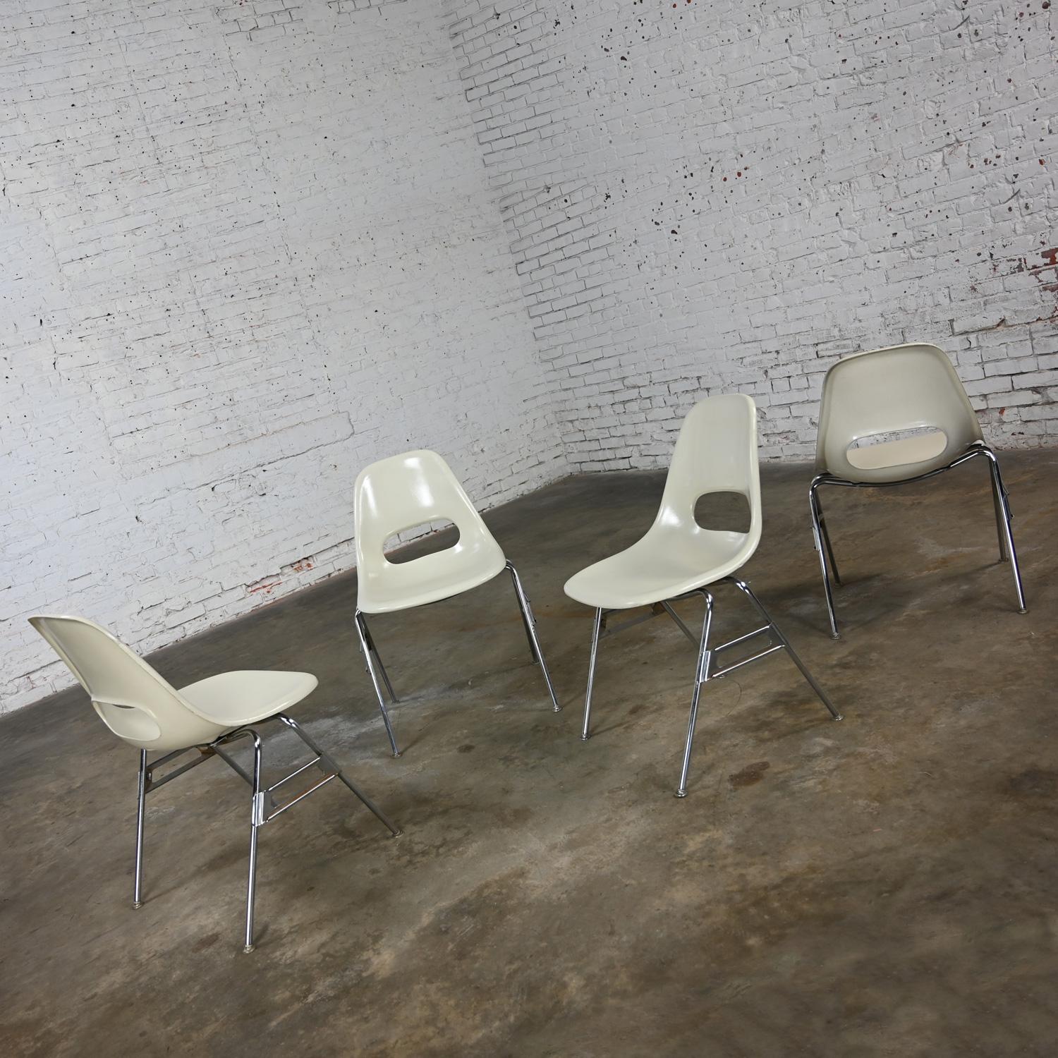 1960-70’s MCM Krueger International White Fiberglass & Chrome Stacking Chairs 4 In Good Condition For Sale In Topeka, KS