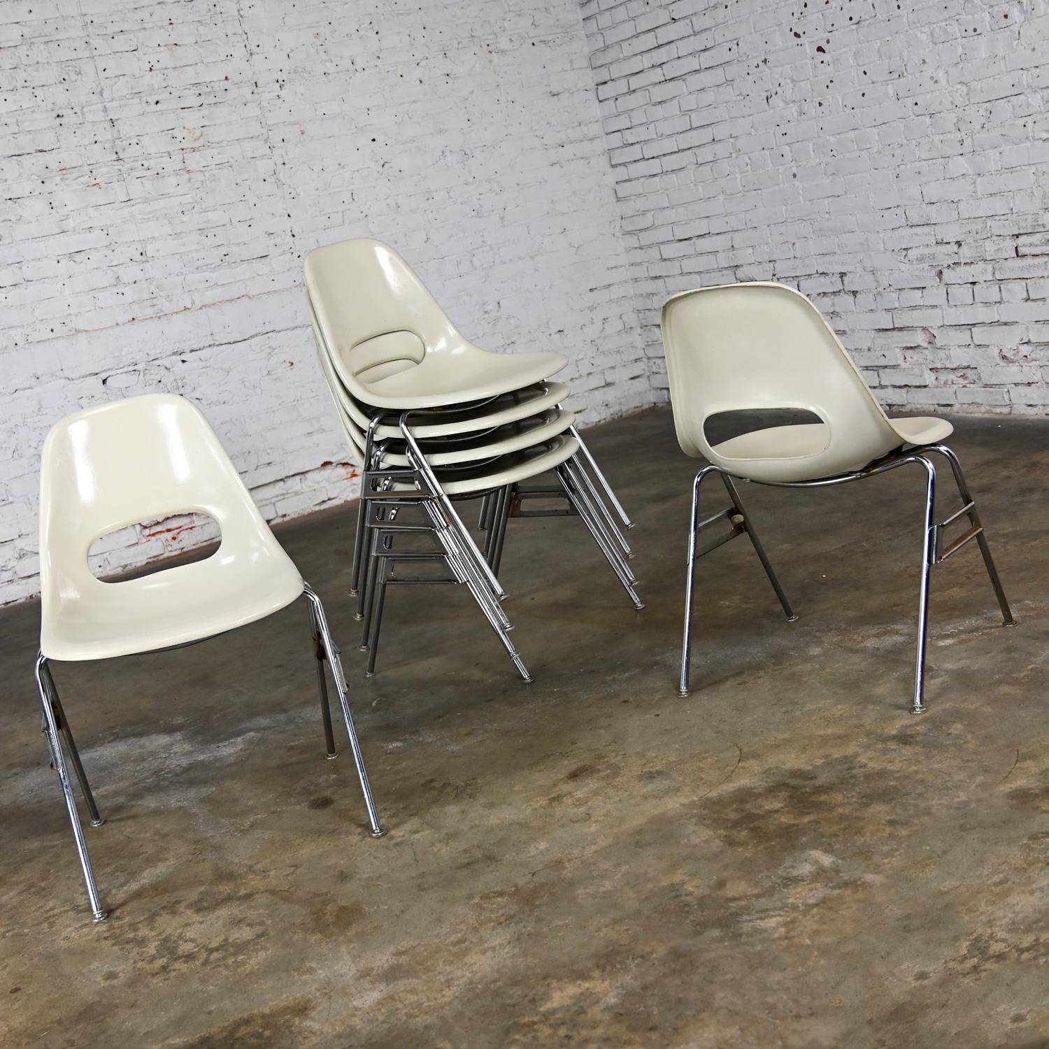 Mid-Century Modern 1960-70's MCM Krueger International White Fiberglass & Chrome Stacking Chairs 6 en vente