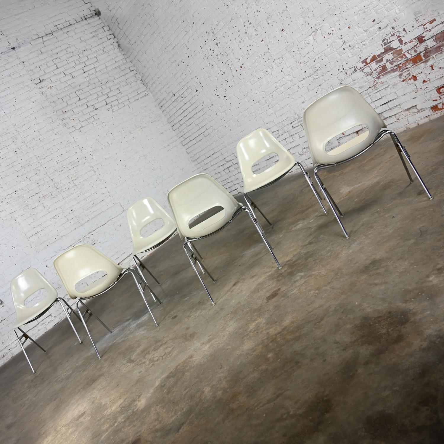 1960-70’s MCM Krueger International White Fiberglass & Chrome Stacking Chairs 6 In Good Condition For Sale In Topeka, KS