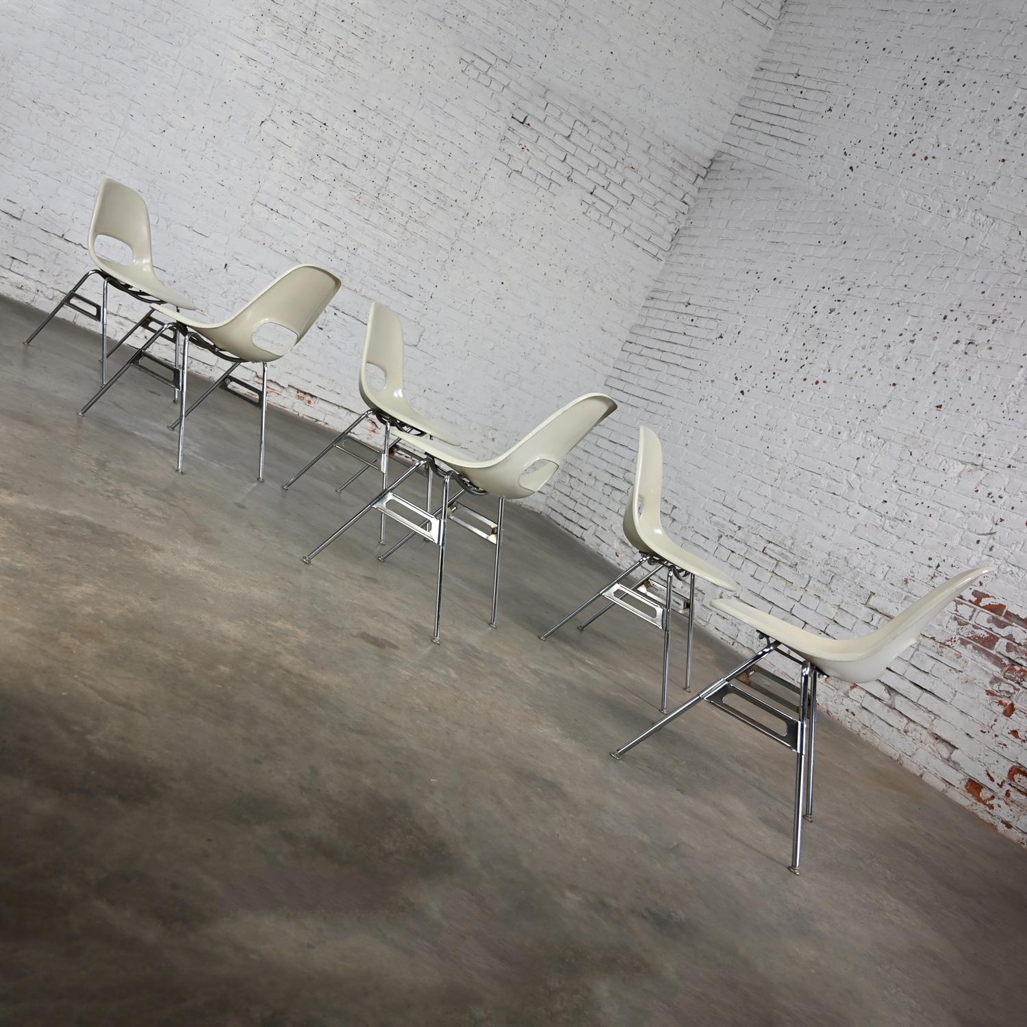 Milieu du XXe siècle 1960-70's MCM Krueger International White Fiberglass & Chrome Stacking Chairs 6 en vente