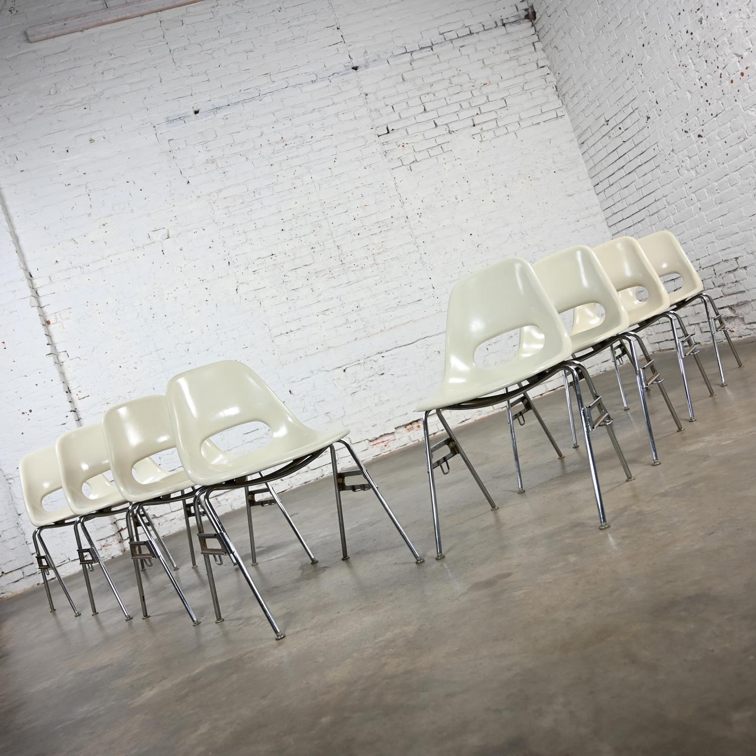 1960-70's MCM Krueger International White Fiberglass & Chrome Stacking Chairs 8 en vente 8