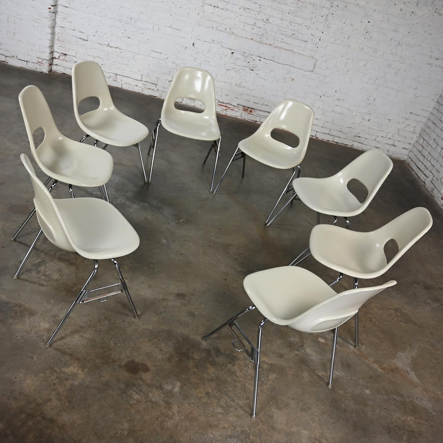 Mid-Century Modern 1960-70's MCM Krueger International White Fiberglass & Chrome Stacking Chairs 8 en vente