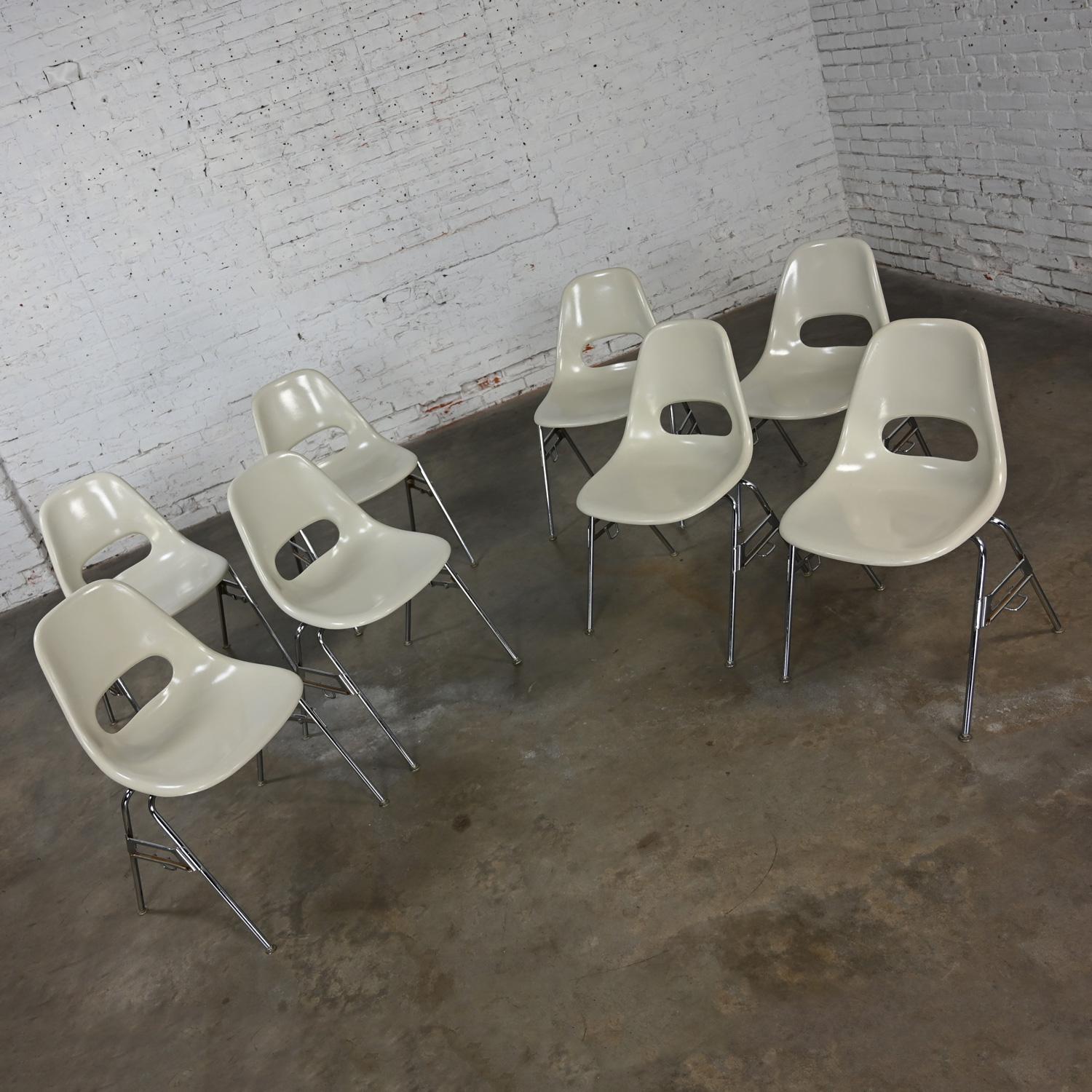 Américain 1960-70's MCM Krueger International White Fiberglass & Chrome Stacking Chairs 8 en vente
