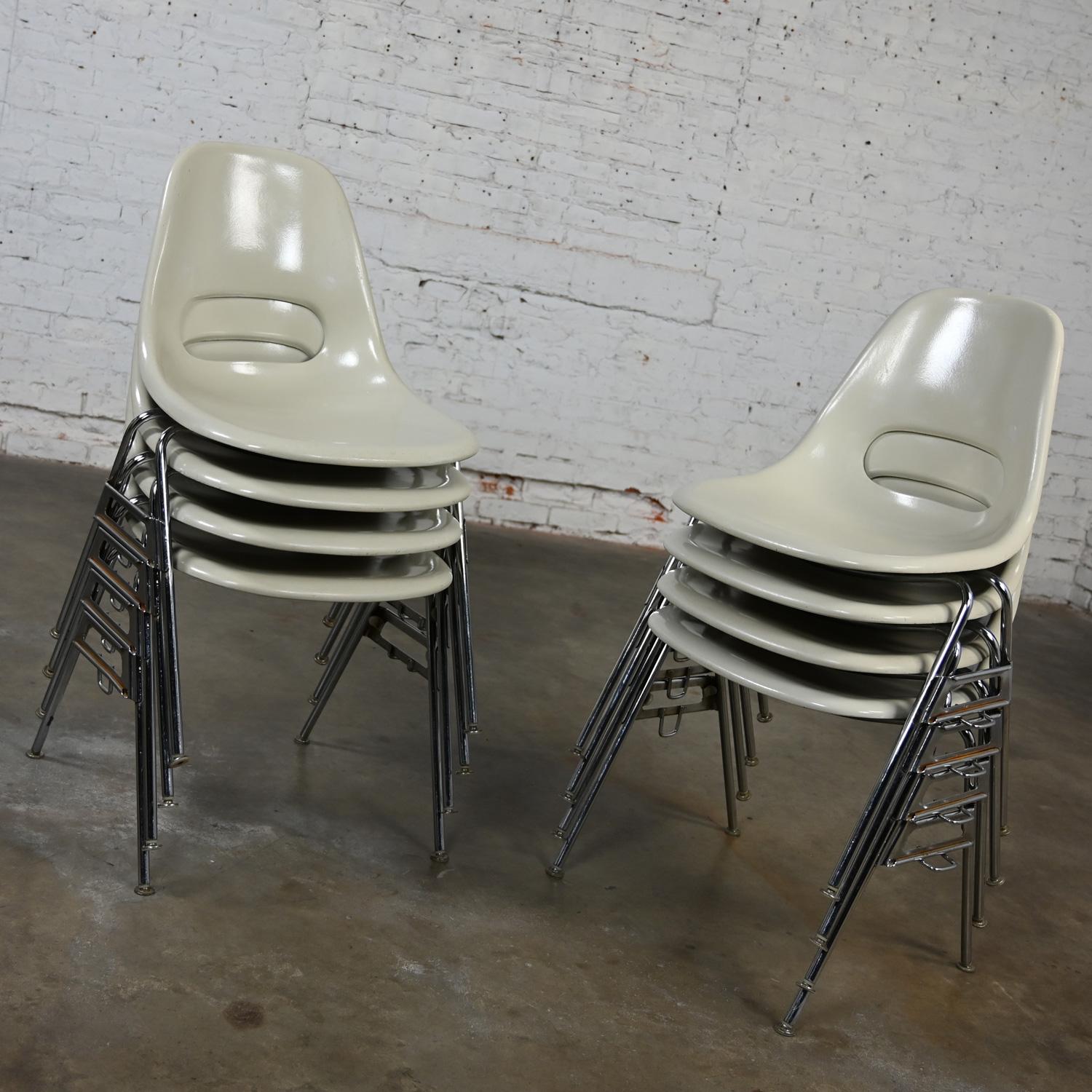 1960-70's MCM Krueger International White Fiberglass & Chrome Stacking Chairs 8 Bon état - En vente à Topeka, KS