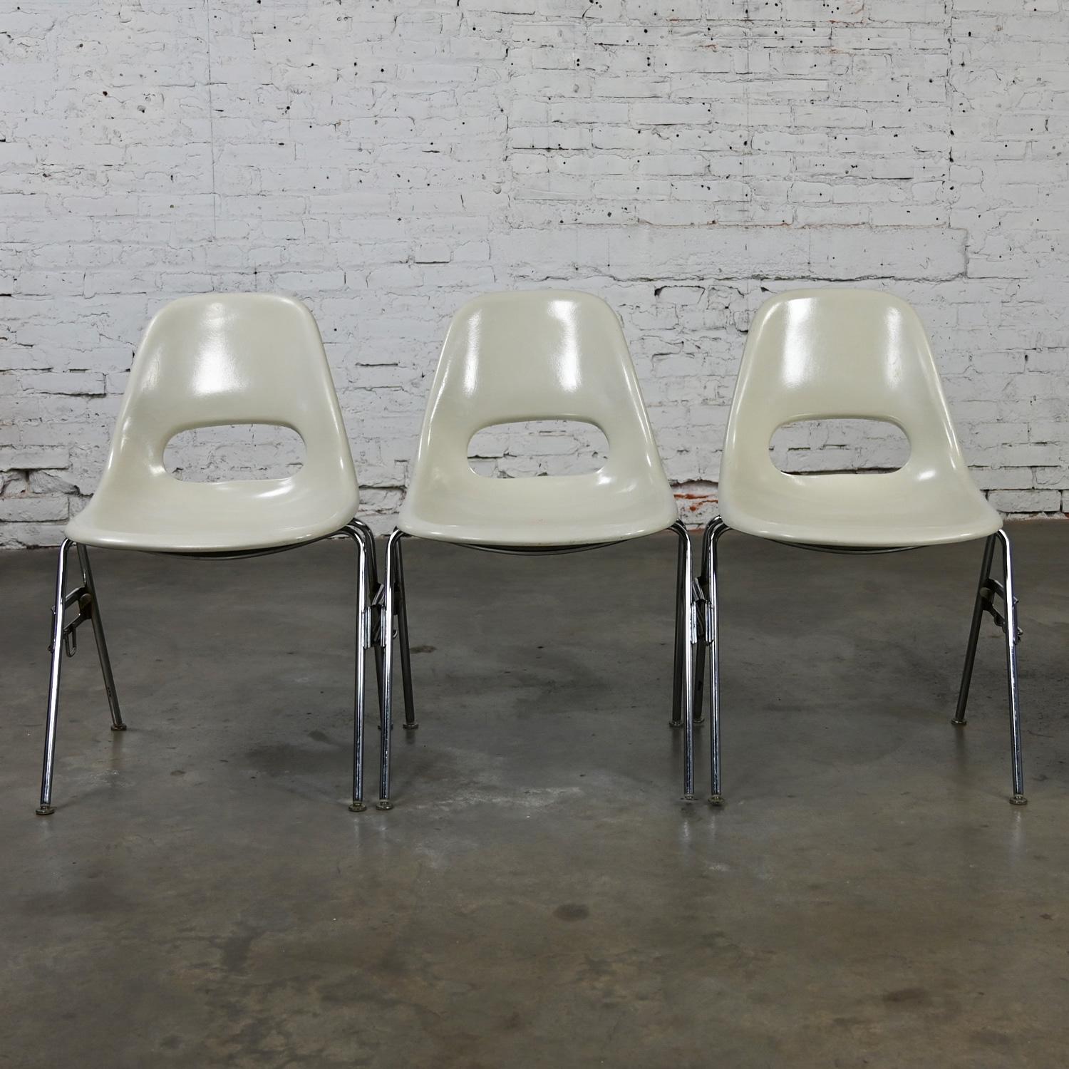 Milieu du XXe siècle 1960-70's MCM Krueger International White Fiberglass & Chrome Stacking Chairs 8 en vente
