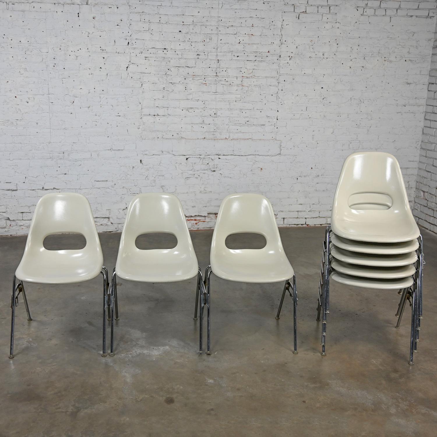 1960-70’s MCM Krueger International White Fiberglass & Chrome Stacking Chairs 8 In Good Condition For Sale In Topeka, KS