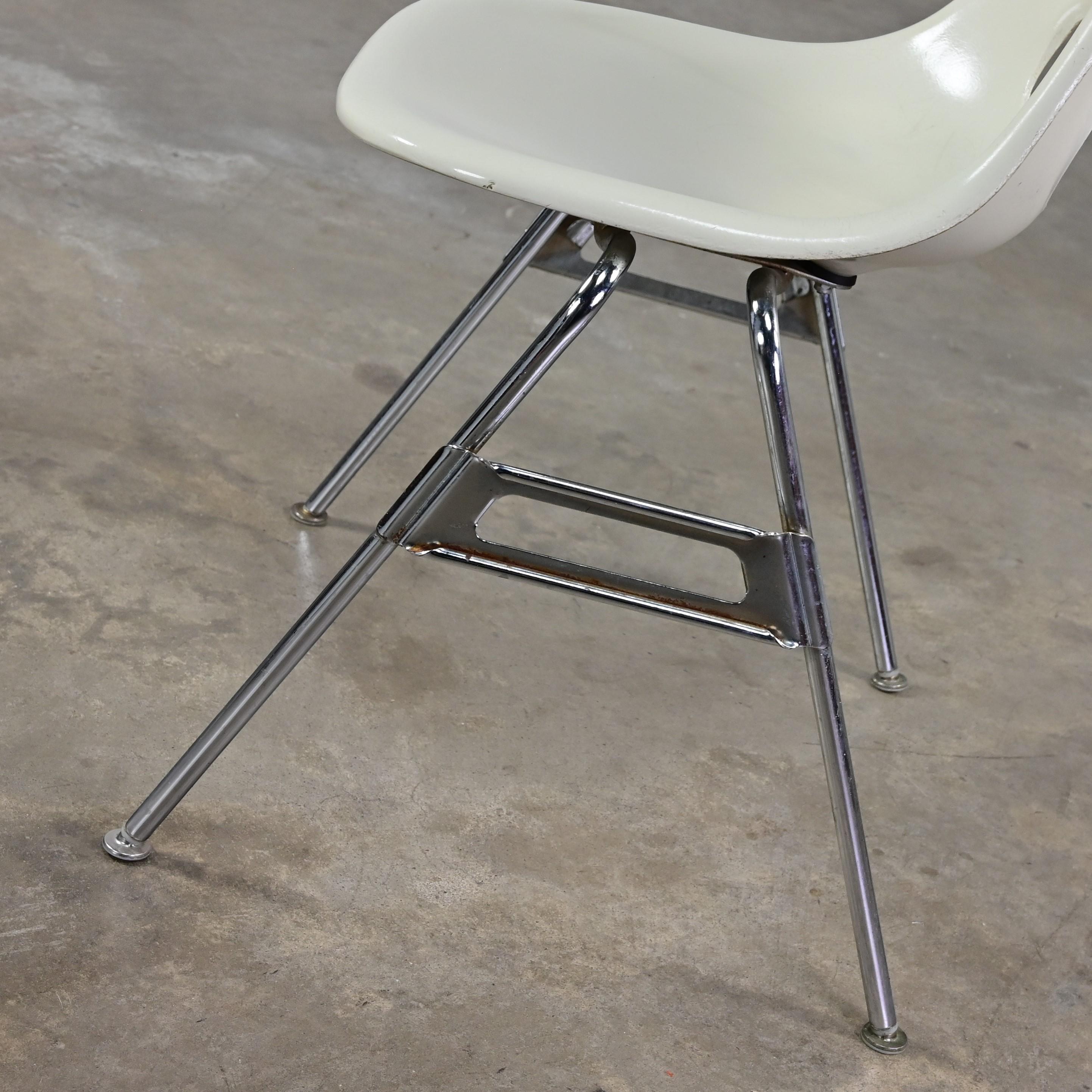 1960-70’s MCM Krueger International White Fiberglass & Chrome Stacking Chairs For Sale 2