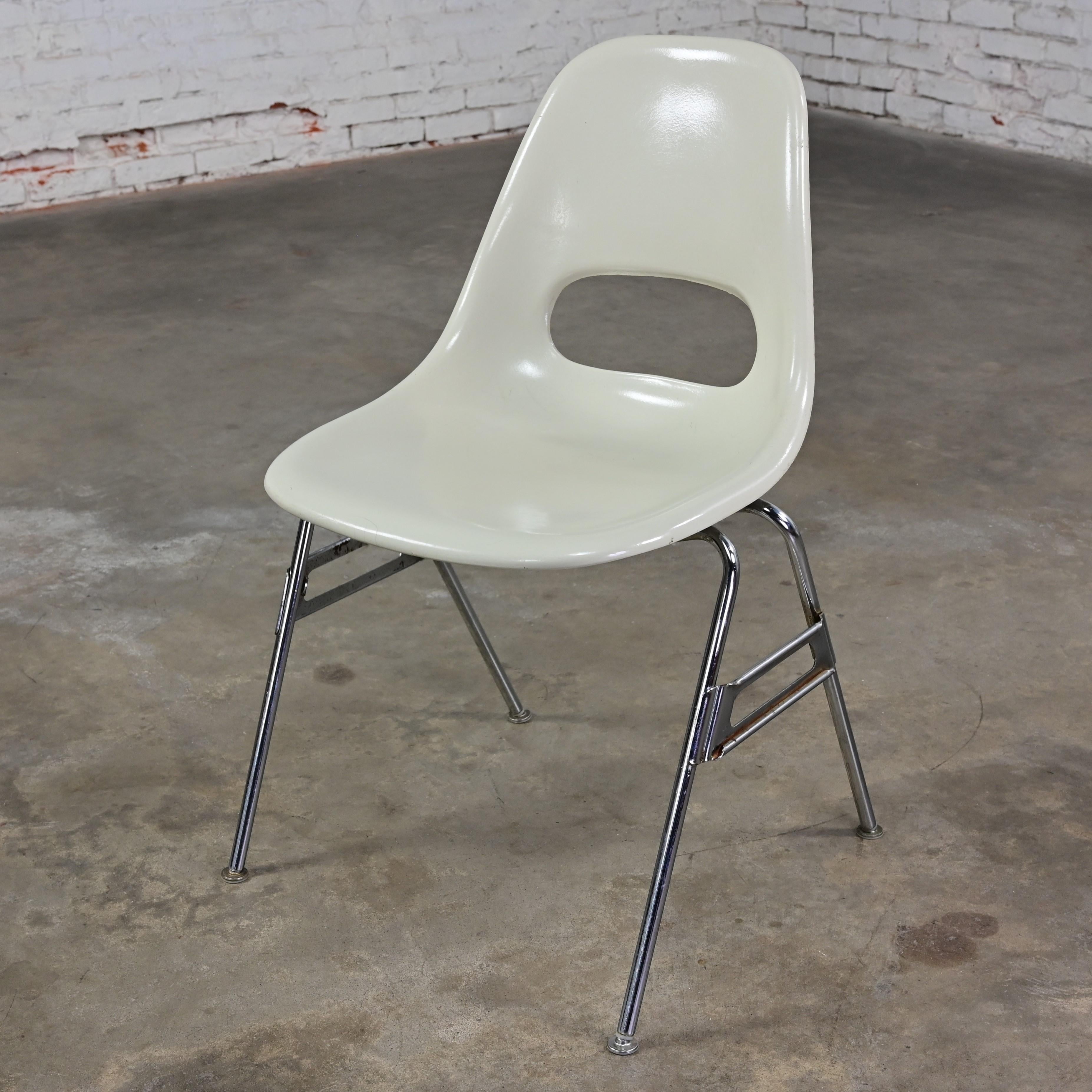 Mid-Century Modern 1960-70’s MCM Krueger International White Fiberglass & Chrome Stacking Chairs For Sale