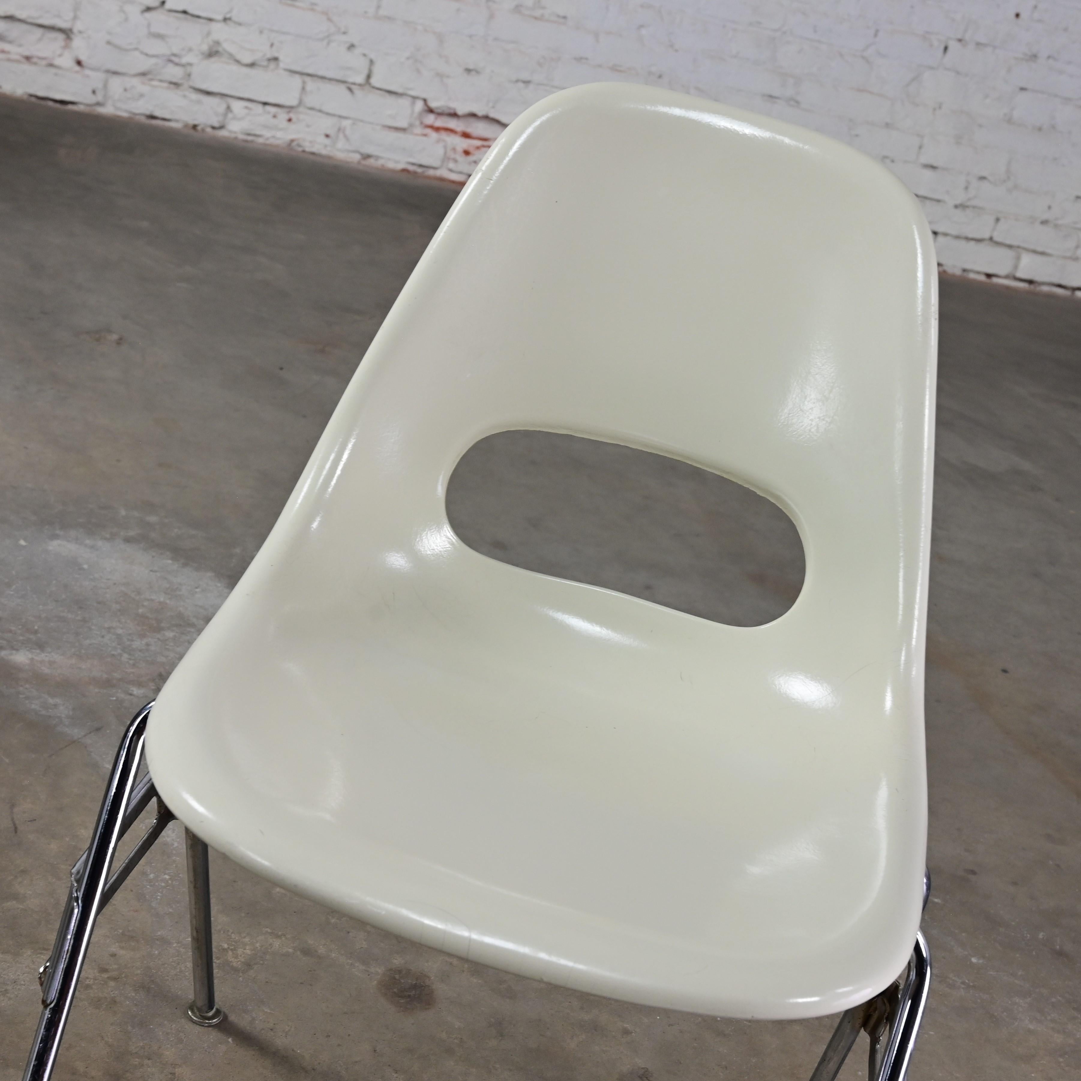 1960-70’s MCM Krueger International White Fiberglass & Chrome Stacking Chairs In Good Condition For Sale In Topeka, KS