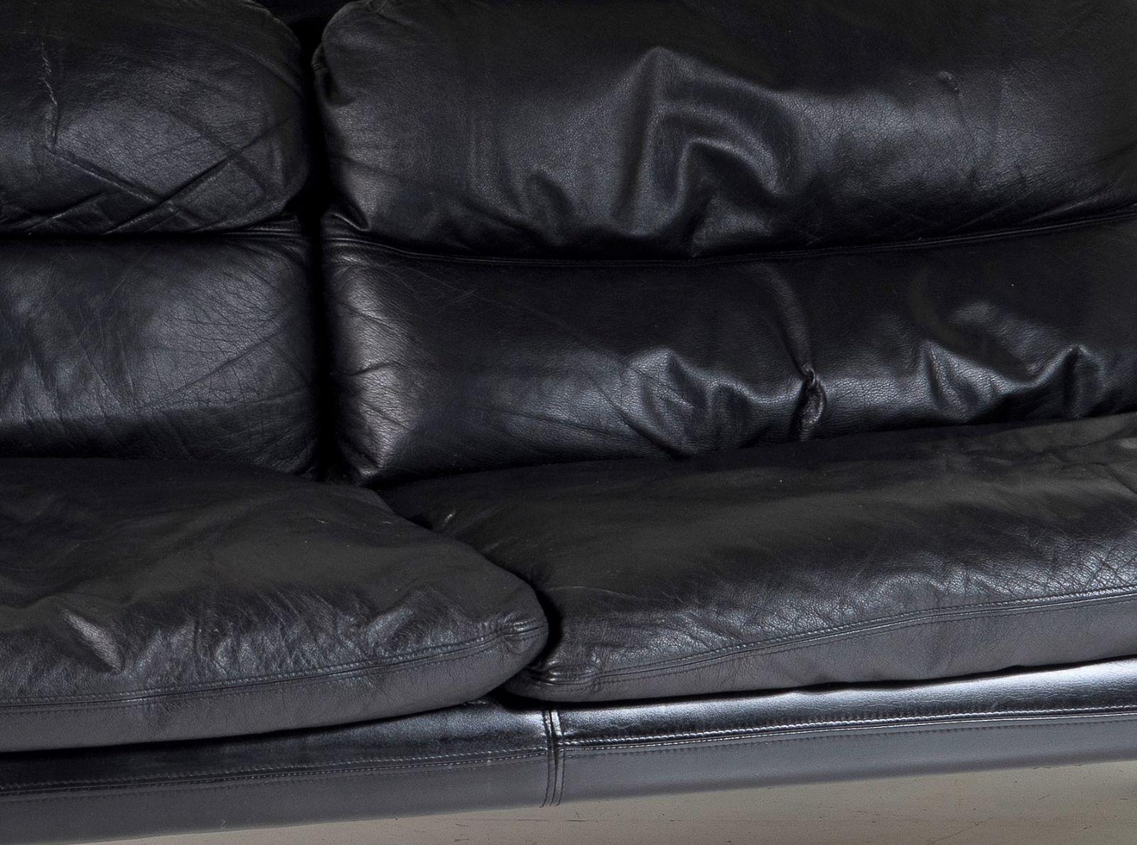 1960-70s Mid-Century Modern Danish Black Leather and Teak Sofa by Komfort For Sale 7